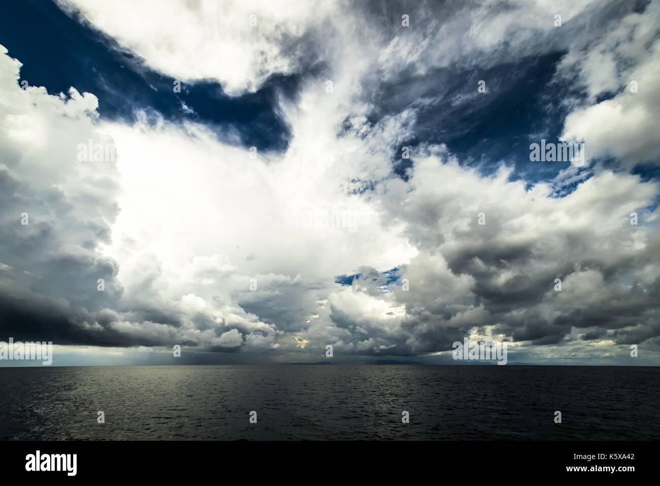 Dunkle Wolken im offenen Ozean Stockfoto