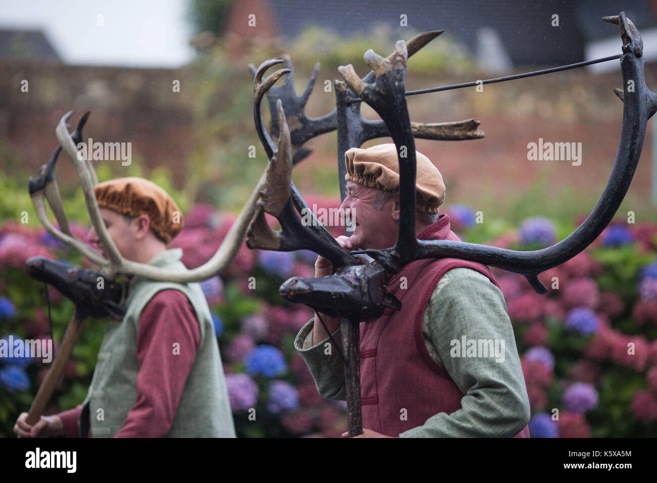 Dorfbewohner beteiligen sich an dem ländlichen Brauch der Horn Tanz, jedes Jahr erwacht Montag, am ersten Montag nach dem 4. September "erfolgreich jagen" zu gewährleisten, bei Abbots Bromley, in Staffordshire. Stockfoto