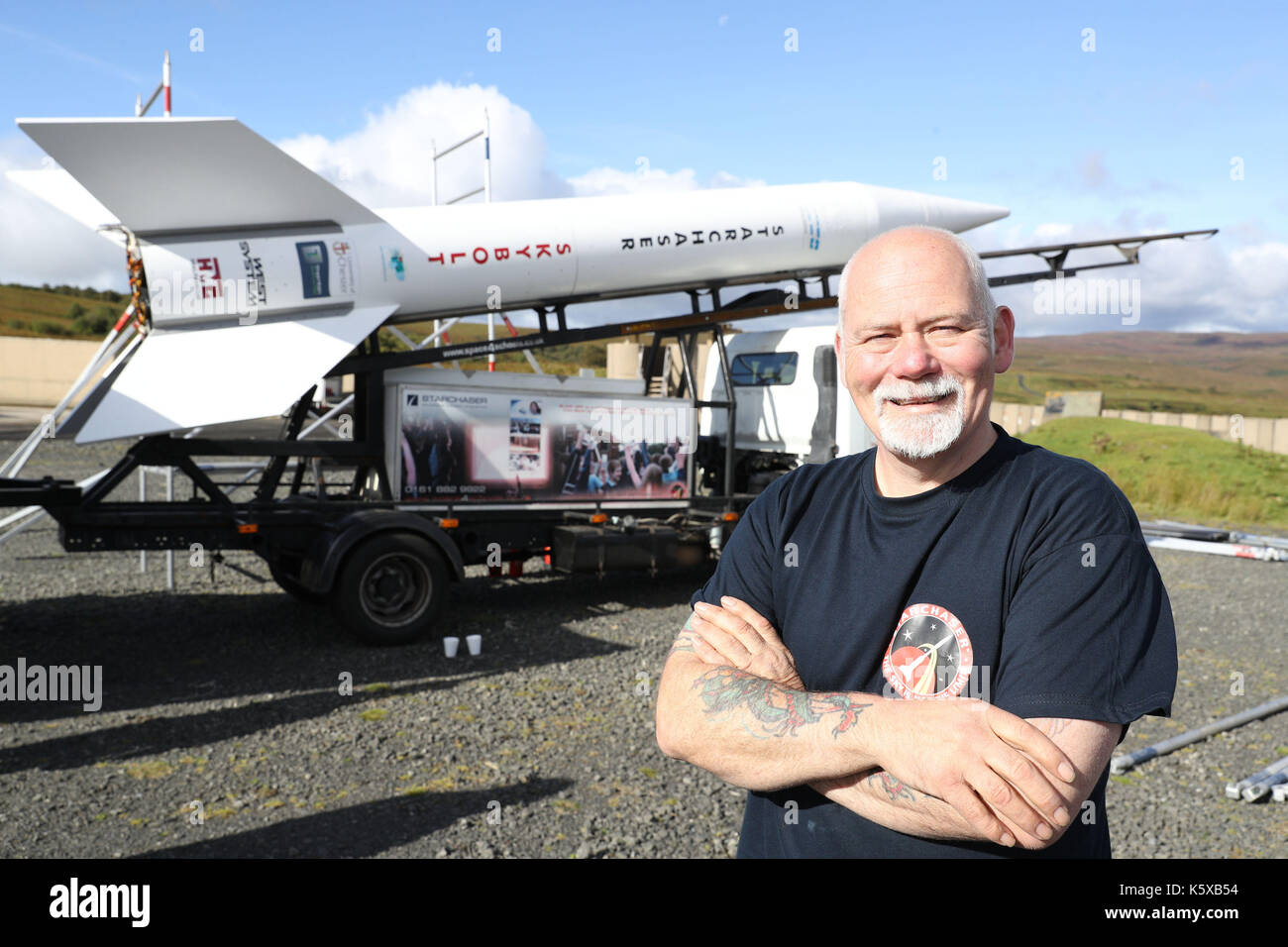 Steve Bennett von Starchaser Industries steht neben Großbritanniens größte wiederverwendbare Rakete skybolt 2, das steht, 8,3m hoch, priior zu seiner Einführung von Starchaser Industries, in Otterburn in Northumberland. Stockfoto