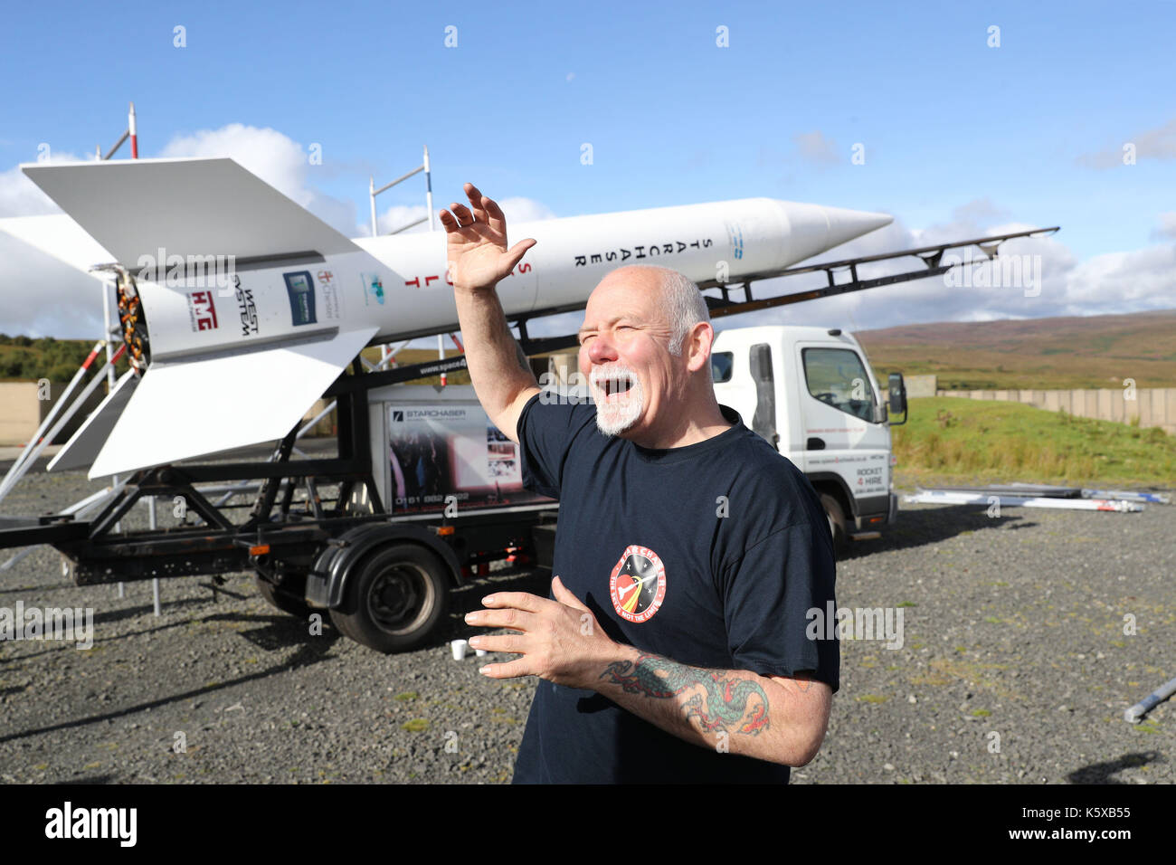 Steve Bennett von Starchaser Industries steht neben Großbritanniens größte wiederverwendbare Rakete skybolt 2, das steht, 8,3m hoch, priior zu seiner Einführung von Starchaser Industries, in Otterburn in Northumberland. Stockfoto