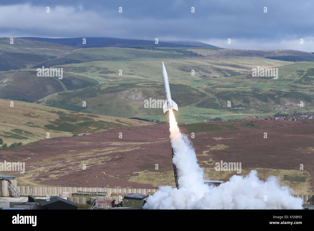 Großbritanniens größte wiederverwendbare Rakete skybolt 2, das steht, 8,3m hoch, wie es von Starchaser Industries, in Otterburn in Northumberland gestartet wird. Stockfoto