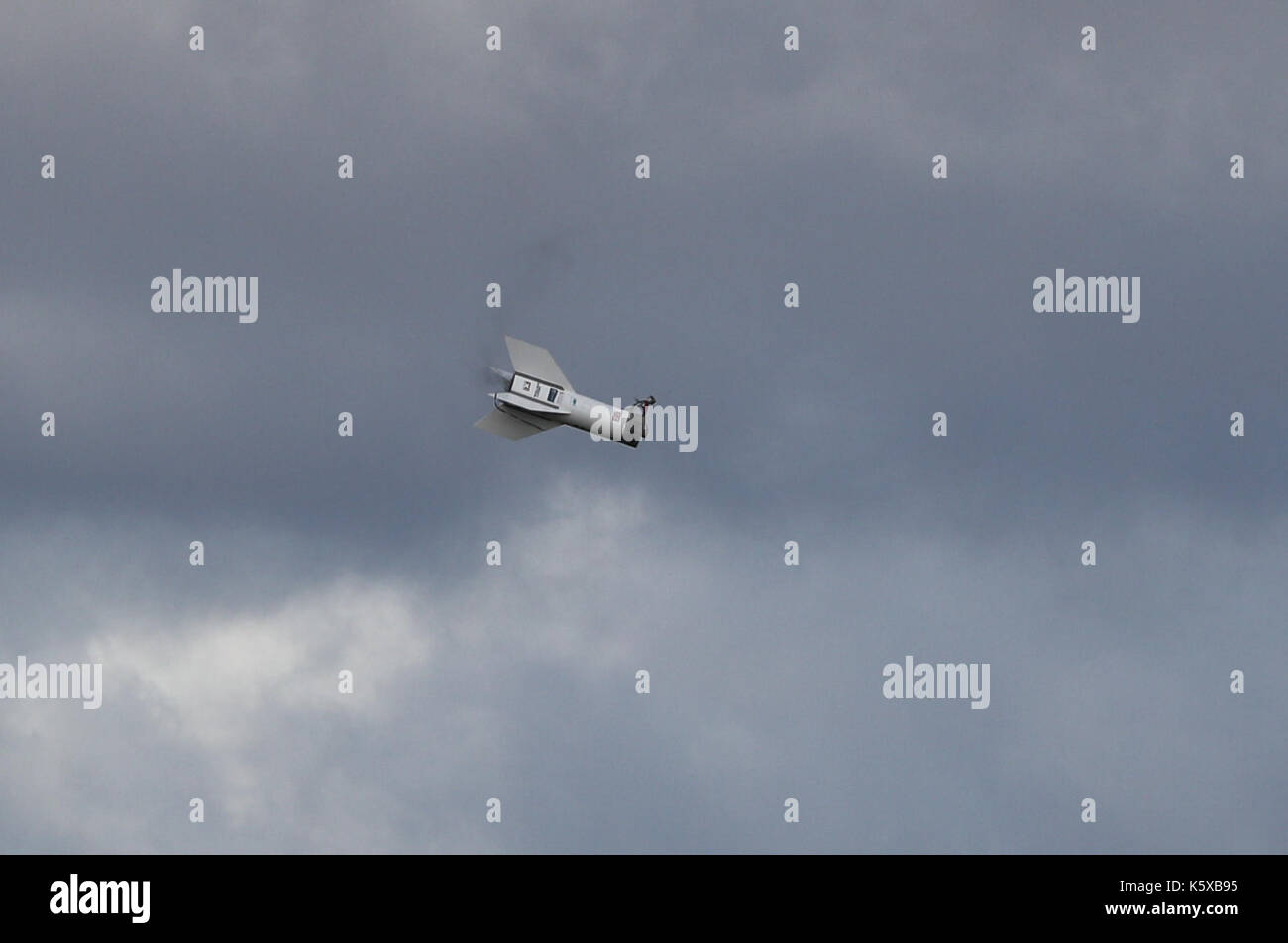 Die Rakete Abschnitt von Großbritanniens größten wiederverwendbare Rakete skybolt 2, das steht, 8,3m hoch, von Starchaser Industries, in Otterburn in Northumberland, fällt zurück auf die Erde. Stockfoto