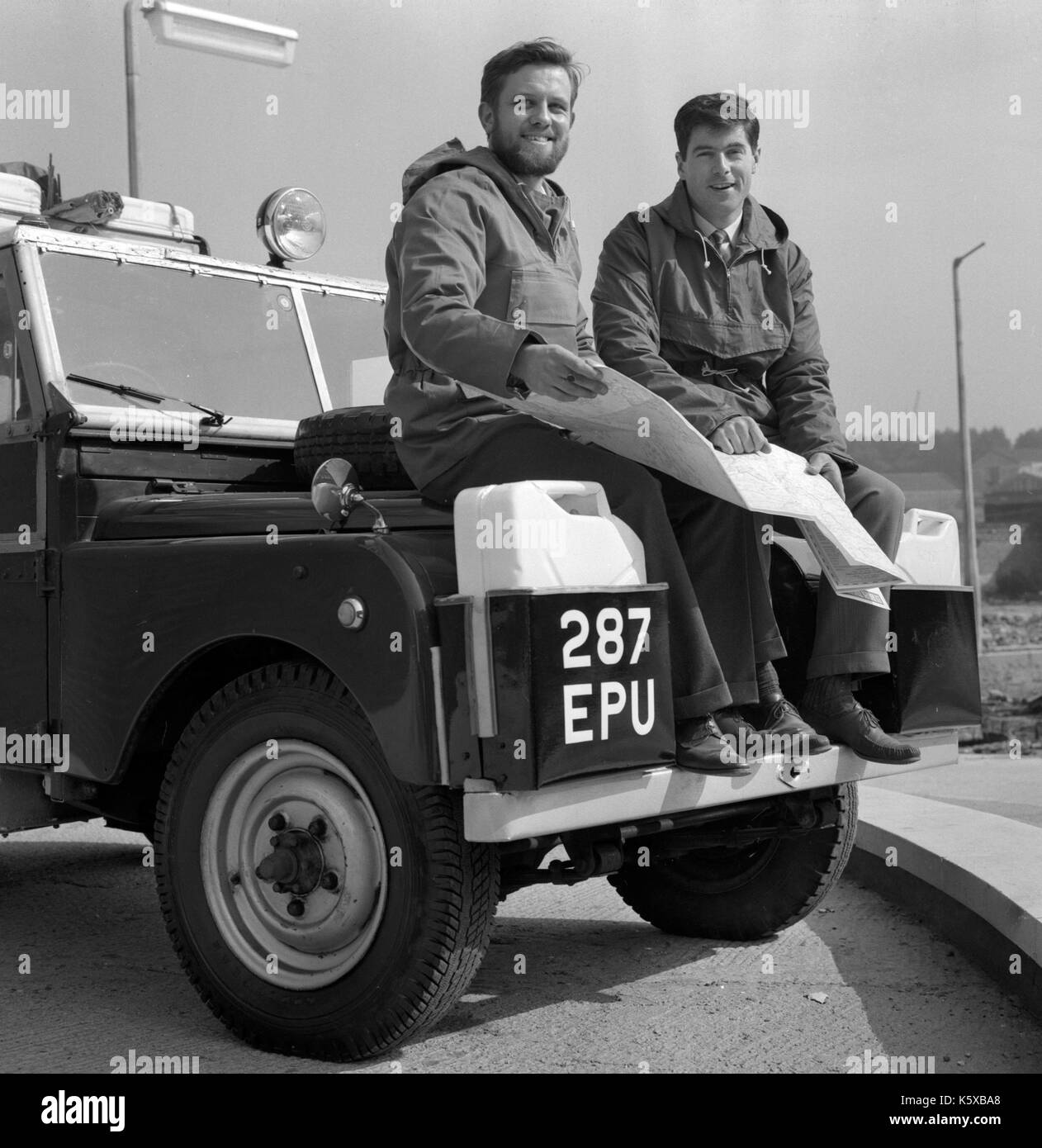 Roger B. Hopkins, 22, von East Ham und sein 23-jähriger Kollege Alexander MacRae (l), von Ilford, Essex, die planen, zu fahren, um die Welt in den nächsten vier Jahren mit einem Land Rover, die Sie selbst konvertiert, Bogen, East London. Stockfoto