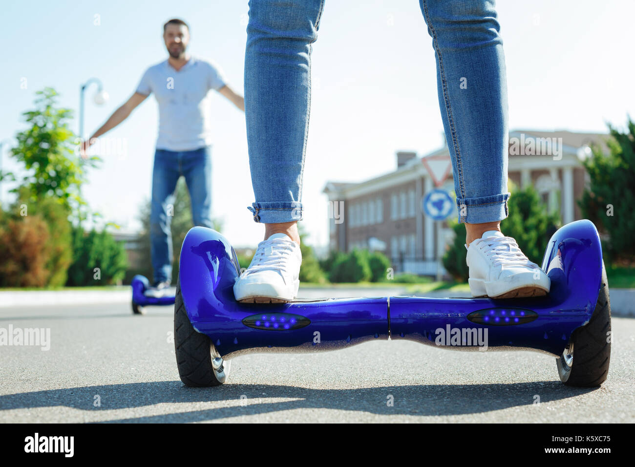 Der Mann und die Frau auf der Straße reiten Hoverboard Stockfoto