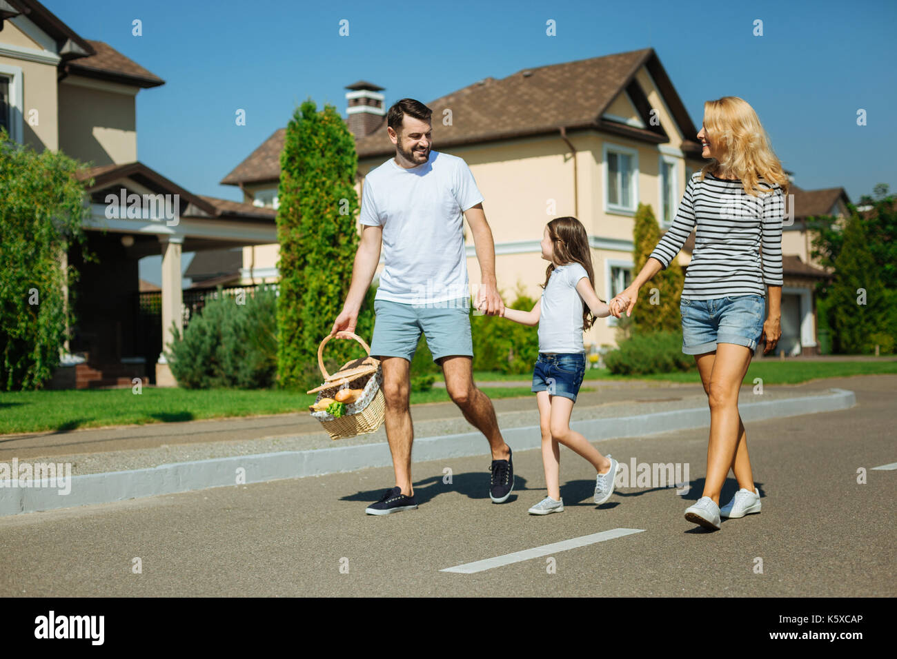 Fröhlicher junger Familie gehen auf ein Picknick Stockfoto
