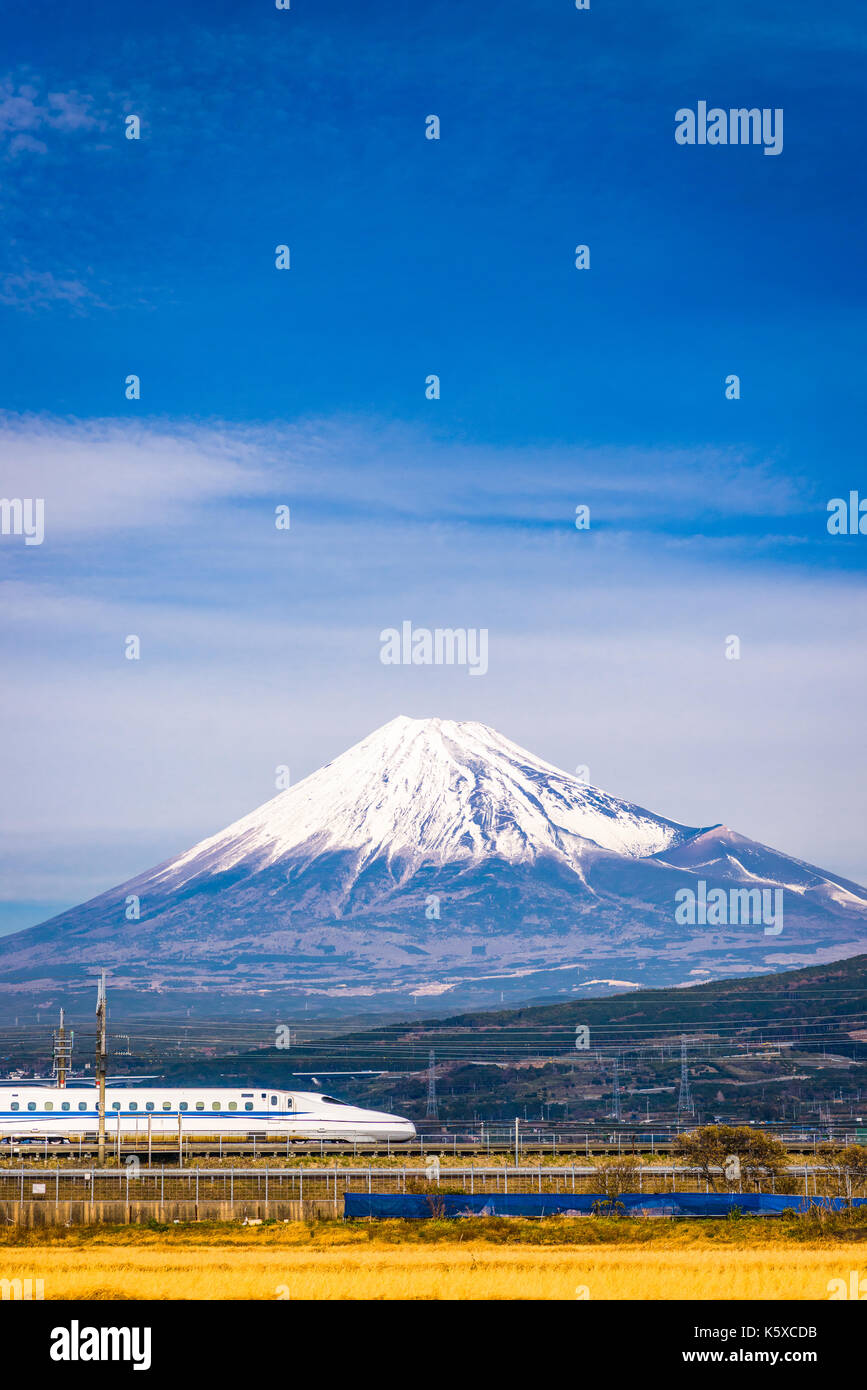 Mt. Fuji und Zug in Japan. Stockfoto