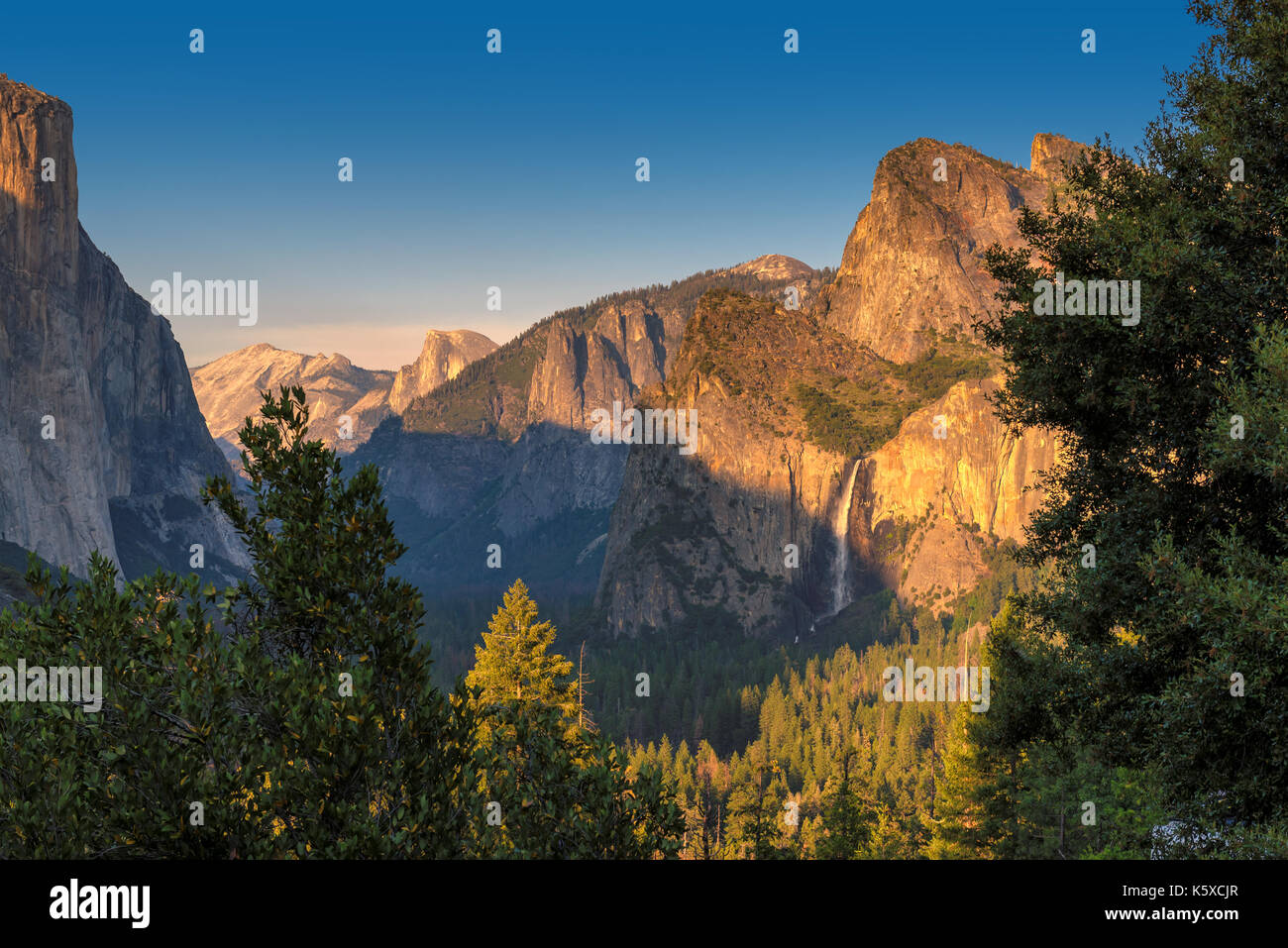 Yosemite Falls bei Sonnenuntergang, Yosemite National Park, Kalifornien Stockfoto