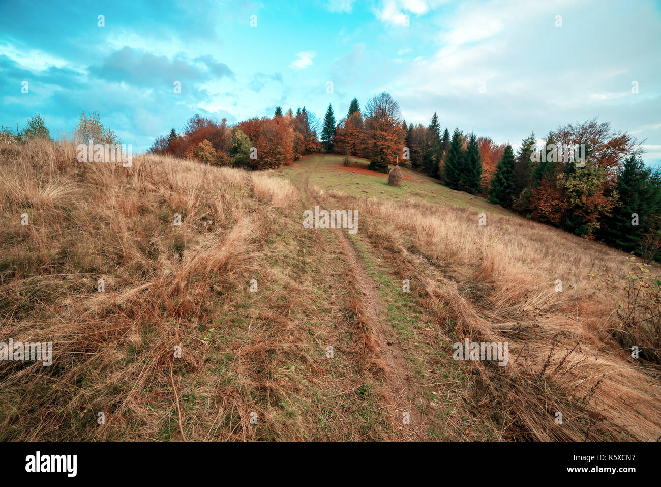 Orange Berge und Sonne in blauer Himmel Stockfoto