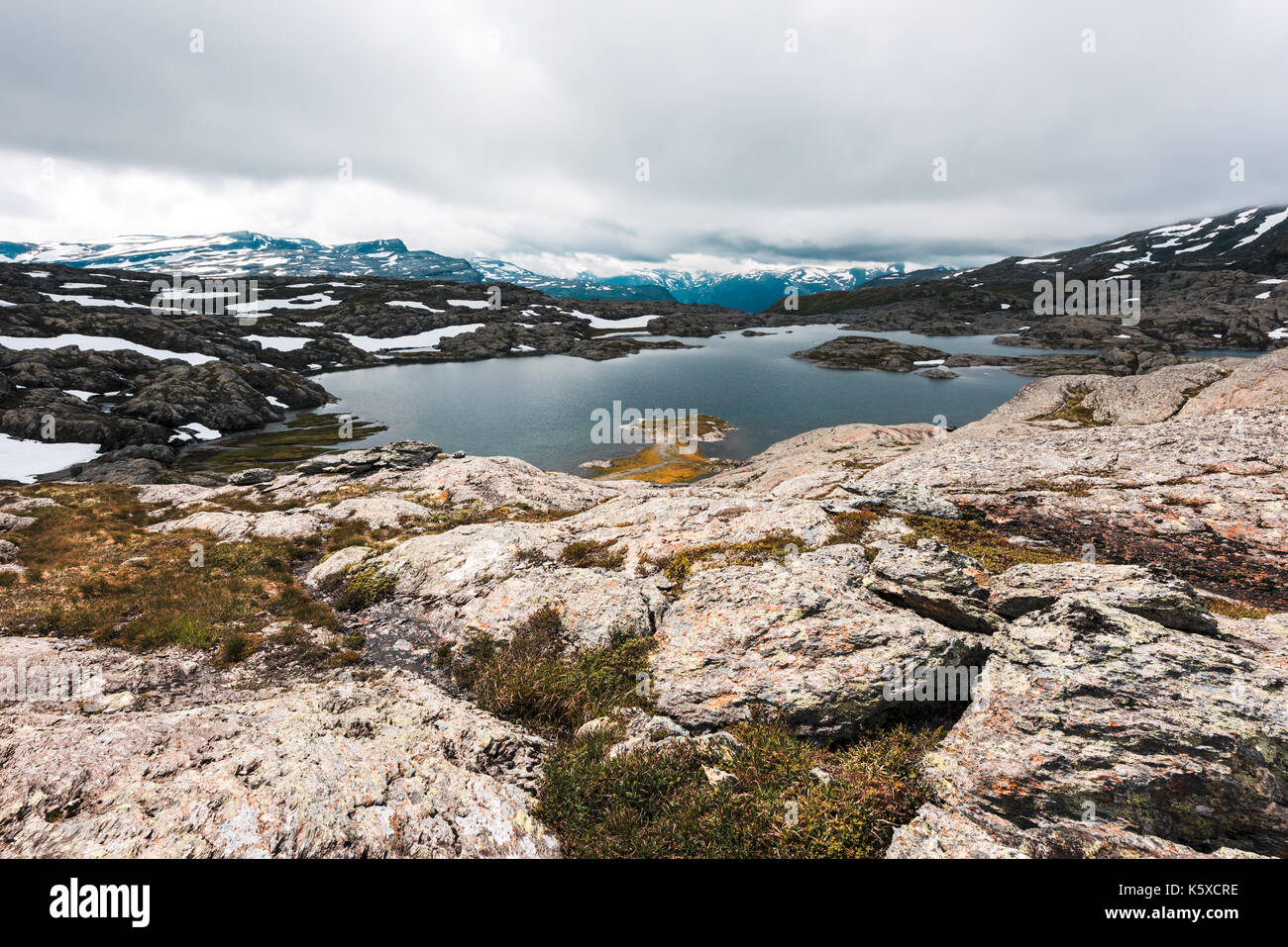 Typisch norwegische Landschaft mit schneebedeckten Bergen Stockfoto