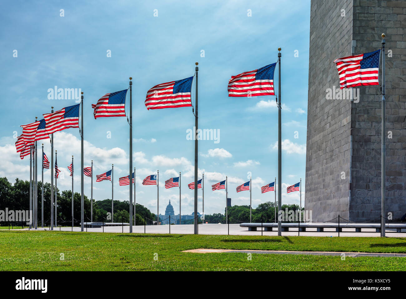 Amerikanische Flaggen in der Nähe von Washington Monument und dem Kapitol Gebäude im Hintergrund, Washington DC, USA. Stockfoto