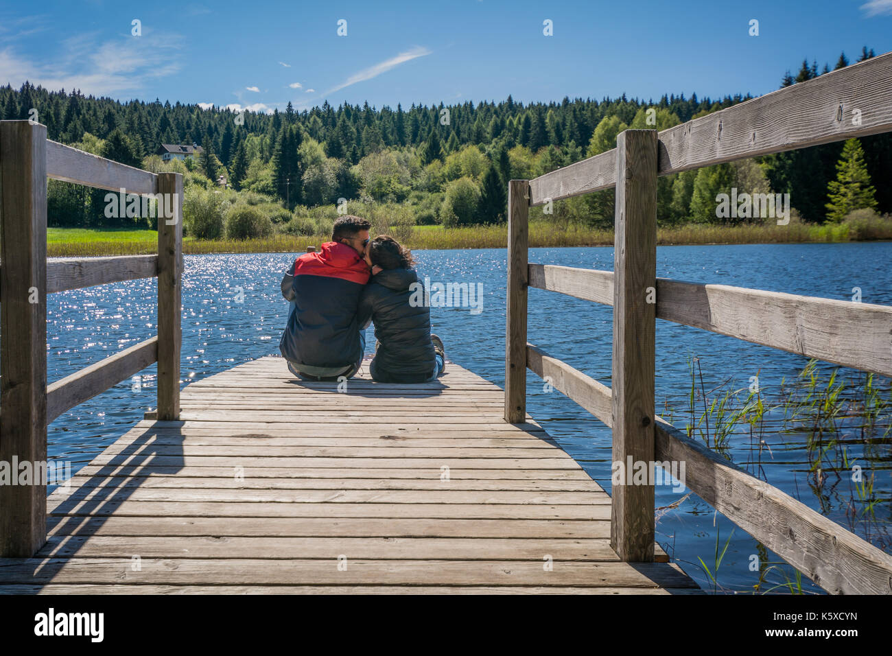 Romantische junge Paar entspannende vor dem See. Konzept über Menschen, Liebe und Lifestyle. Vintage Effekt Stockfoto