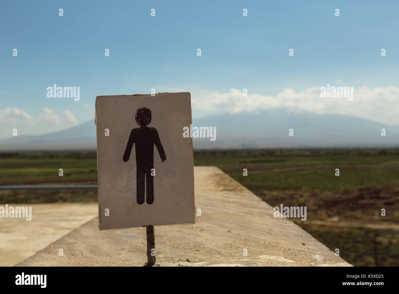 Zeichen für einen Mann gegen einen schönen Natur. Stockfoto