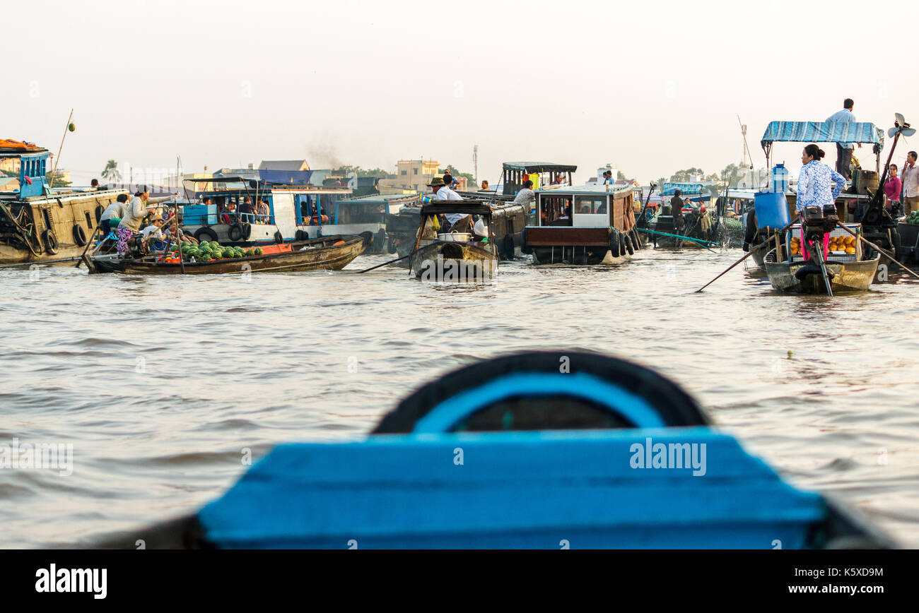 CAN THO, VIETNAM - 3/24/2016: Kaufleute sammeln bei Cai Rang Floating Market auf dem Mekong Fluss der Produkte an die lokalen Wiederverkäufer zu verkaufen. Stockfoto