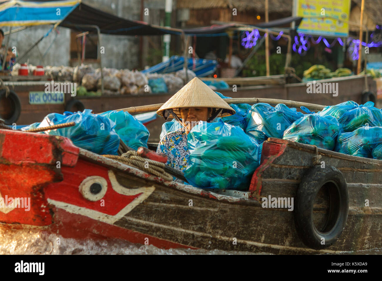 CAN THO, VIETNAM - 3/24/2016: ein Kaufmann wartet auf Kunden bei Cai Rang Floating Market auf dem Mekong Fluss. Stockfoto
