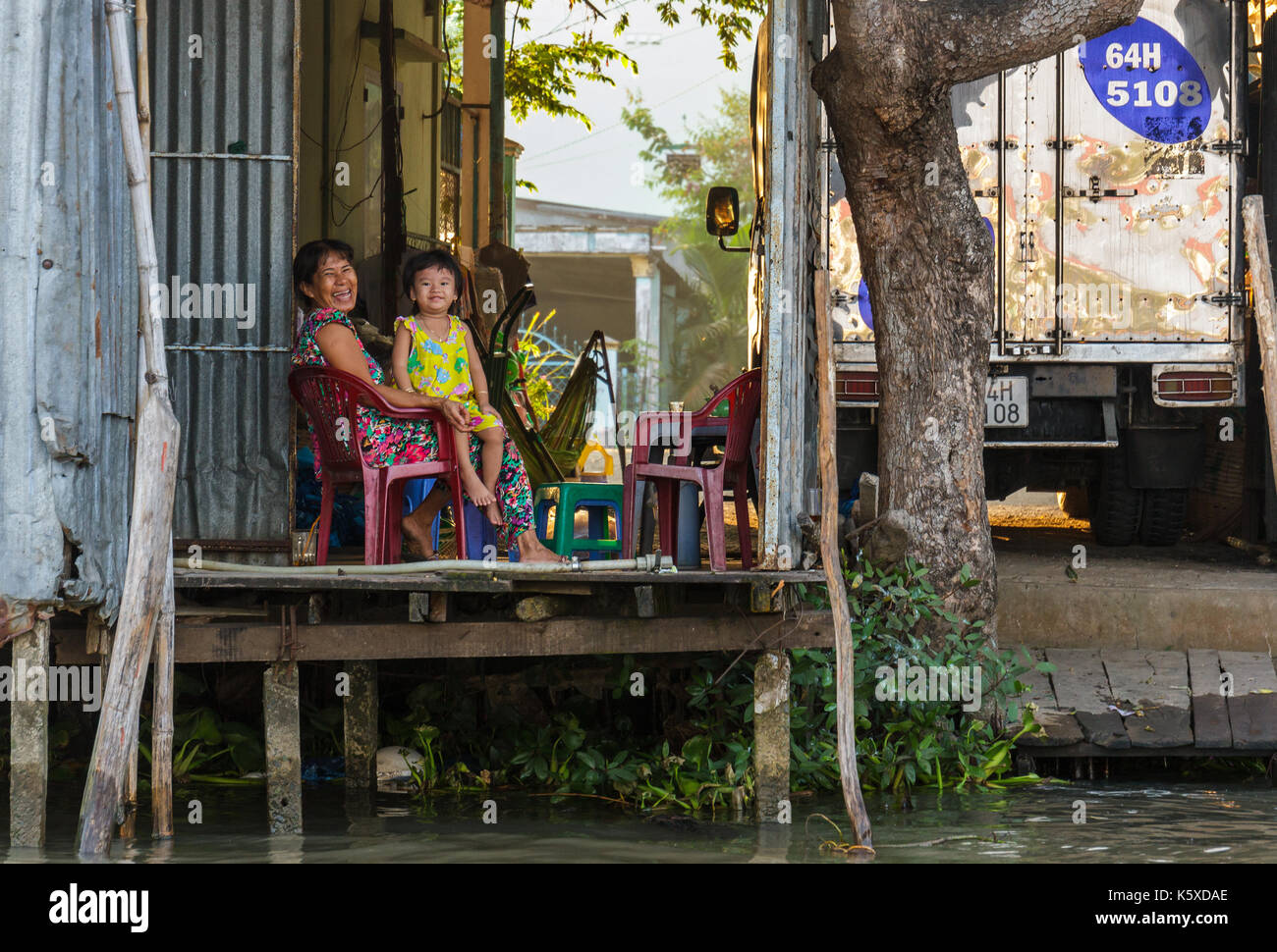 CAN THO, VIETNAM - 3/24/2016: eine Frau und Kind zu Hause auf dem Mekong River in der Nähe von Cai Rang Floating Market in Can Tho, Vietnam. Stockfoto