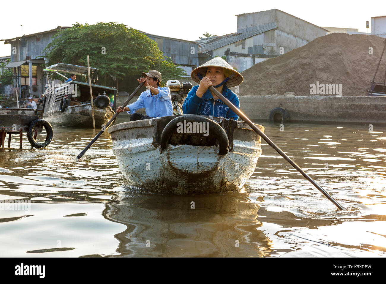 CAN THO, VIETNAM - 3/24/2016: Ein Mann und eine Frau durch die Cai Rang Floating Market auf dem Mekong Fluss. Stockfoto