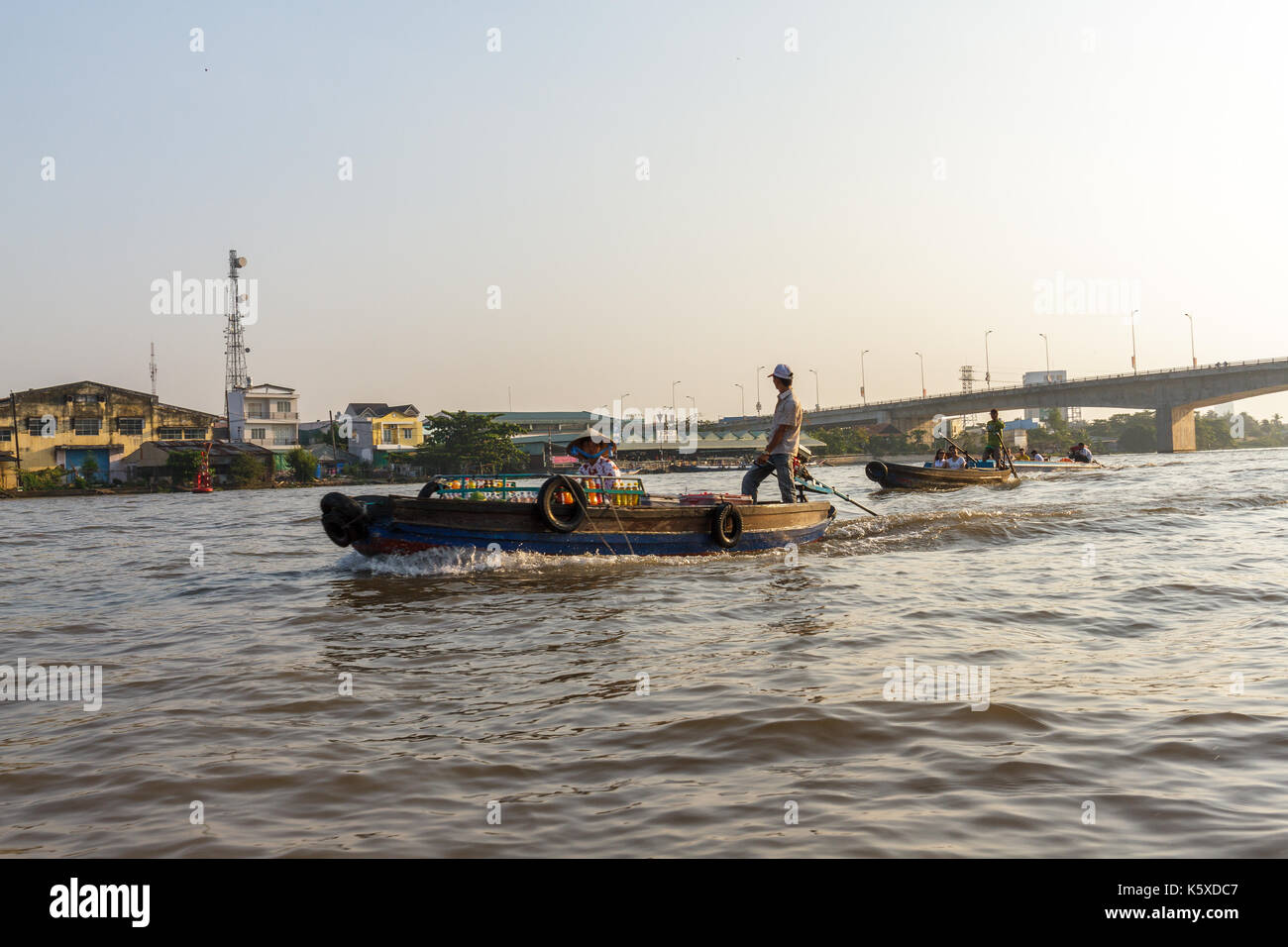 CAN THO, VIETNAM - 3/24/2016: Kaufleute und Touristen auf dem Mekong River in der Nähe von Cai Rang Floating Market. Stockfoto