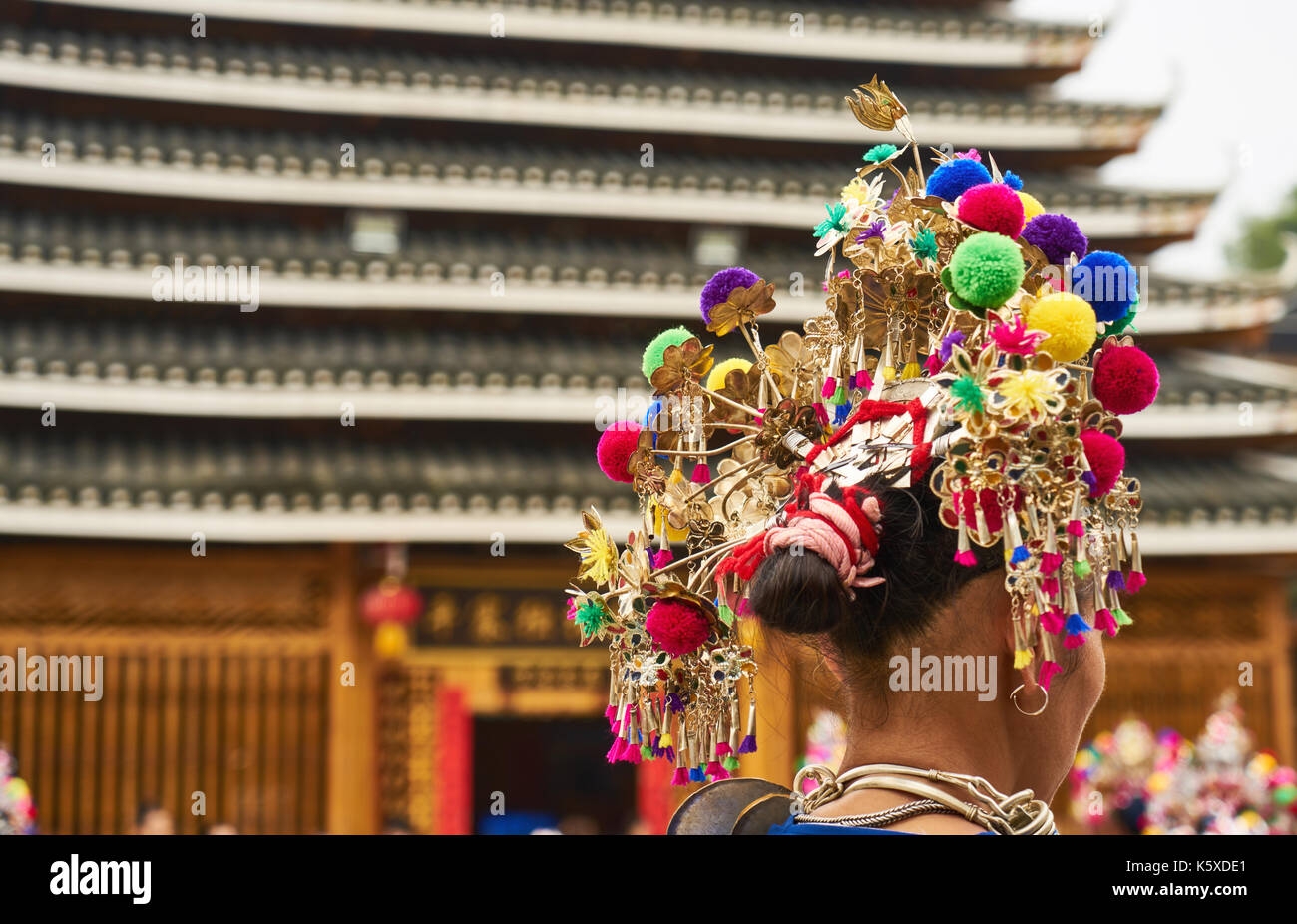 Ein Blick auf die Mädchen zurück, der Dong ethnische Minderheit in traditioneller Kleidung vor der Drum Tower während des Festivals, Dong Dorfes, Guangxi, China Stockfoto