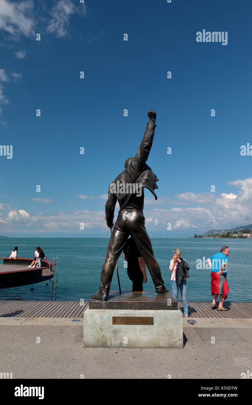 Die Statue von Freddie Mercury mit Blick auf den Genfer See in Montreux in der Schweiz. Freddie ist von Fans von Queen und ihre Musik umgeben Stockfoto