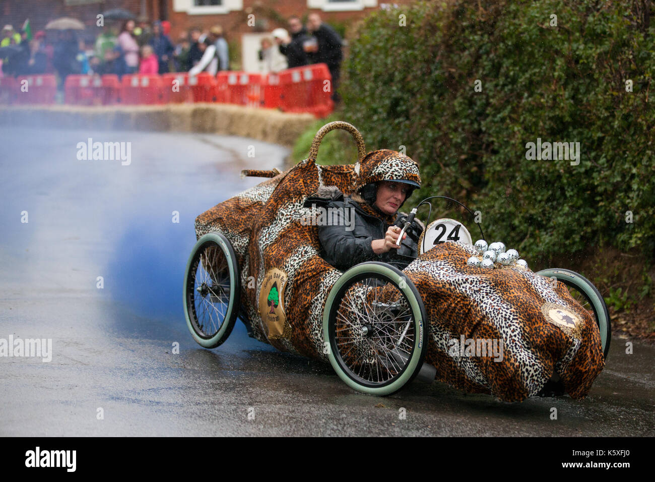 Cookham Dean, UK. 10 Sep, 2017. Ein custom-built Go-Kart namens Theresa's Mai Leopardenmuster Schuh konkurriert im Cookham Dean Schwerkraft Grand Prix zugunsten der Thames Valley und Chiltern Air Ambulance. Credit: Mark Kerrison/Alamy leben Nachrichten Stockfoto