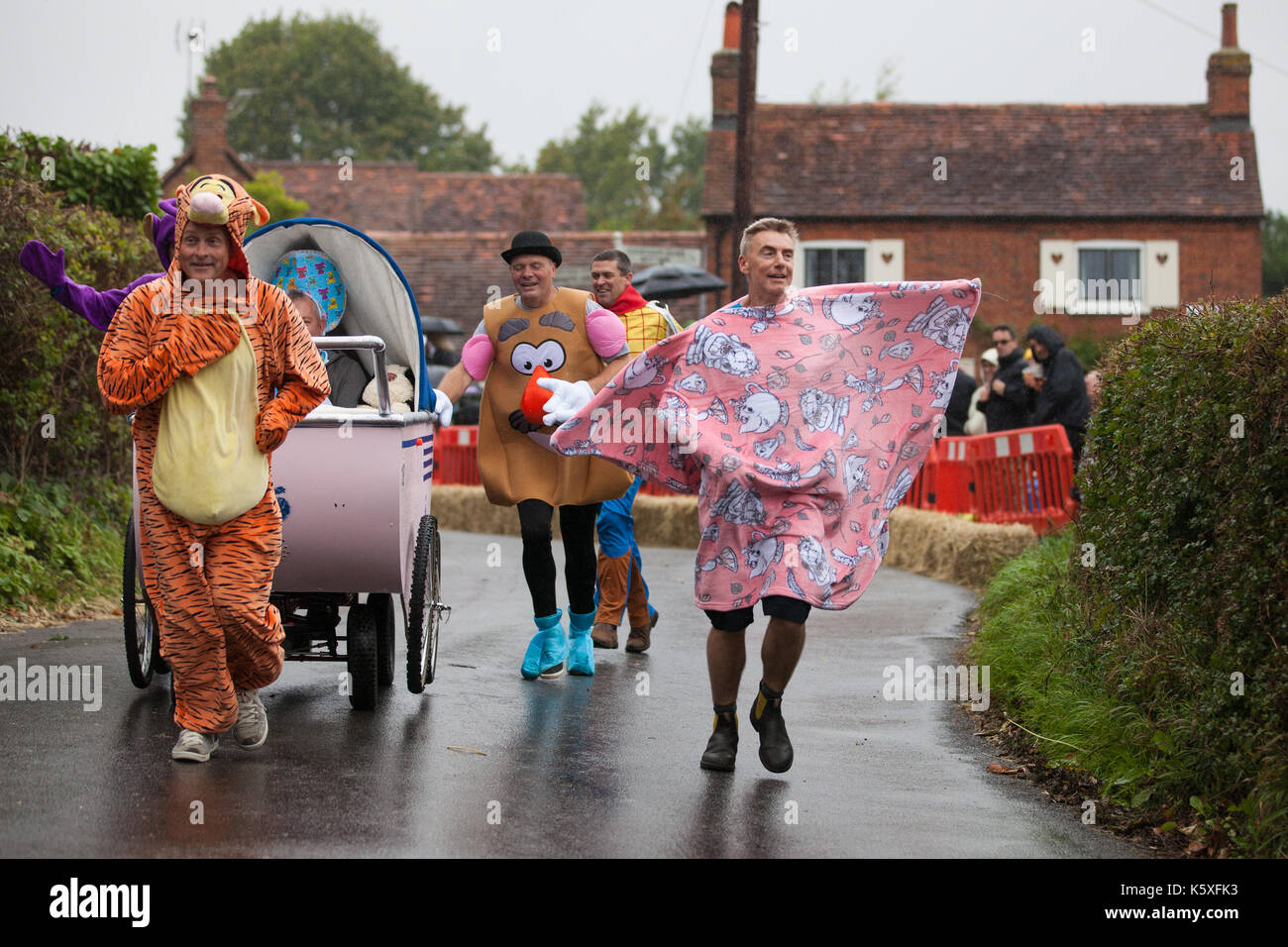 Cookham Dean, UK. 10 Sep, 2017. Ein custom-built Go-Kart namens Spielzeug aus dem Kinderwagen im Cookham Dean Schwerkraft Grand Prix zugunsten der Thames Valley und Chiltern Air Ambulance konkurriert. Credit: Mark Kerrison/Alamy leben Nachrichten Stockfoto