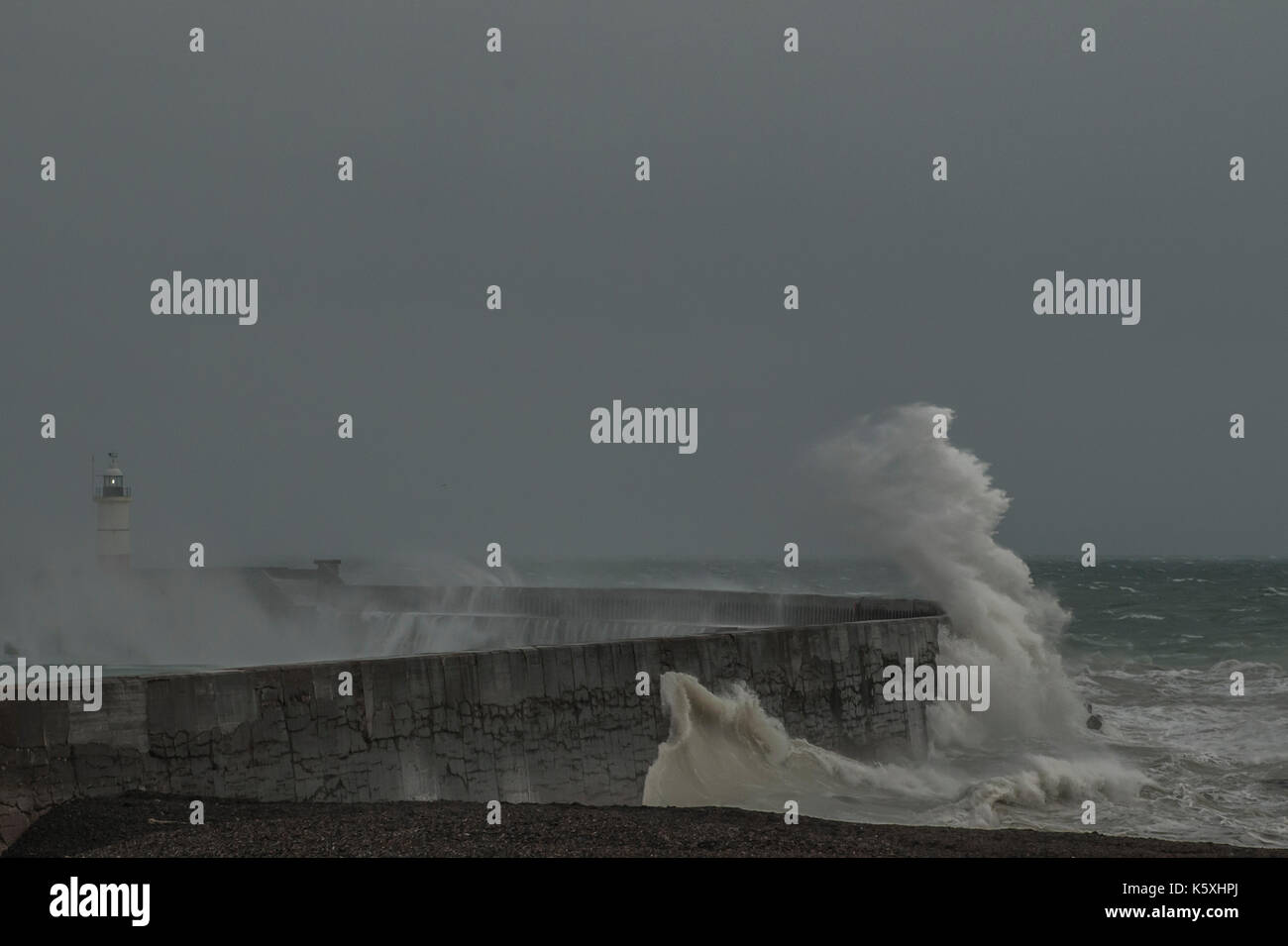 Newhaven, East Sussex, Großbritannien. Sept. 2017. Nachmittags stärkenden Wind weht die Wellen und surft an der Südküste. Stockfoto