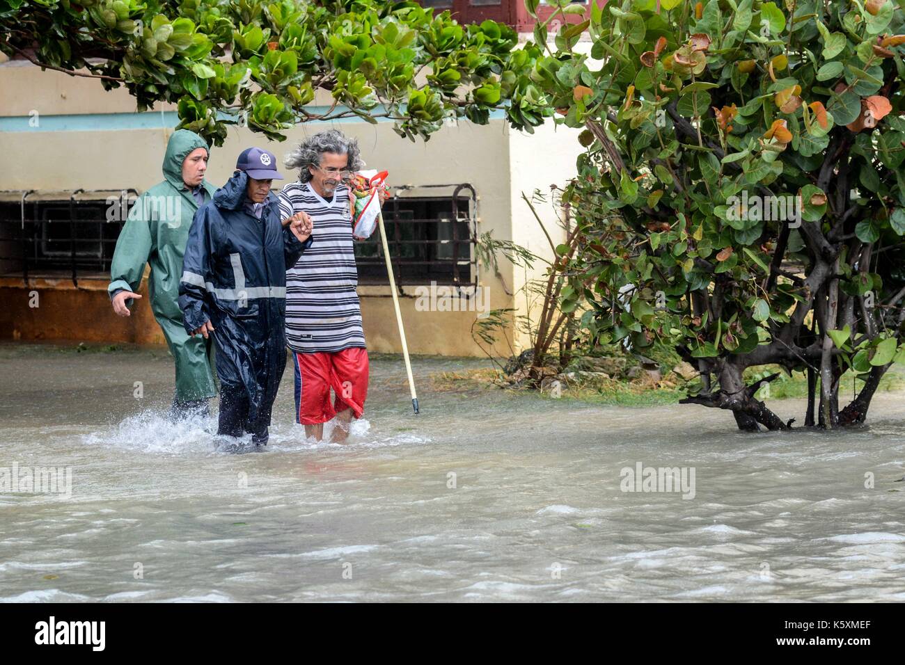 Havanna, Kuba. 10 Sep, 2017. Menschen gehen durch eine Überflutete Straße nach dem Durchzug des Hurrikans Irma, in Havanna, Kuba, Sept. 10, 2017. Credit: Joaquin Hernandez/Xinhua/Alamy leben Nachrichten Stockfoto