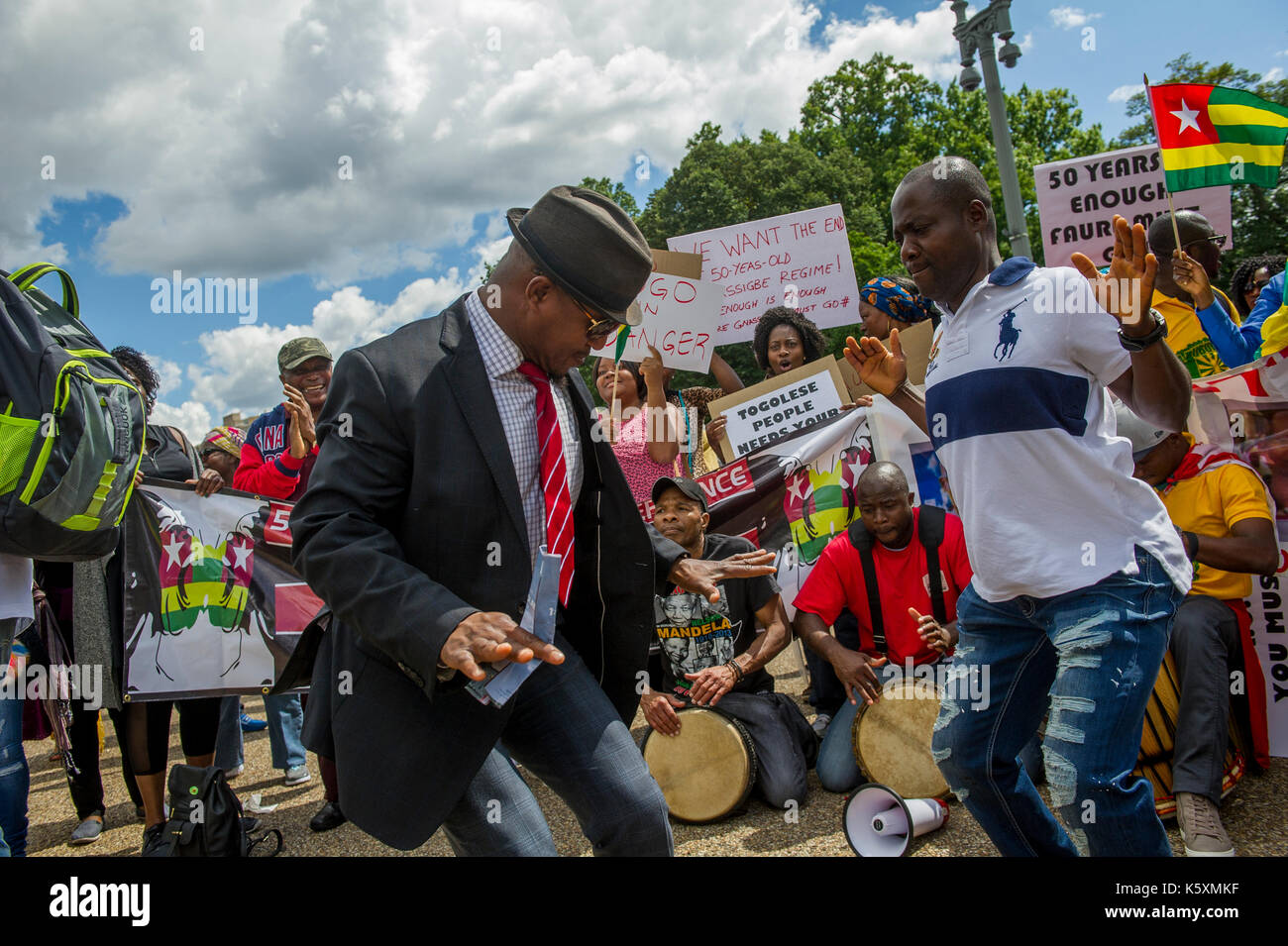 Eine kleine Menge versammelt sich vor dem Weißen Haus nach Togo Diktators Faure Gnassingbe protestieren. Vor seiner Wahl, wurde er von seinem Vater ernannt, Präsident Gnassingbé Eyadéma, der als Minister für Ausrüstung, Minen, Beiträge und Telekommunikation, von 2003 bis 2005 dienen. Nach dem Tod von Präsident Eyadéma Gnassingbé im Jahr 2005, wurde sofort als Präsident mit Unterstützung der Armee installiert. Zweifel hinsichtlich der verfassungsrechtlichen Legitimität der Nachfolge führte zu starken regionalen Druck auf Gnassingbé, und er daraufhin am 25. Februar zurück. Er gewann dann einen umstrittenen Präsidentschaftswahlen Stockfoto