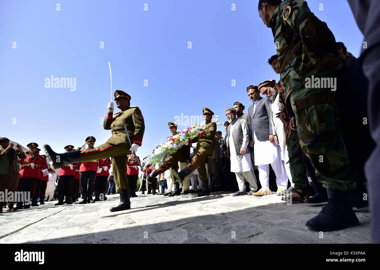 Pandschirtal Afghanistan. 10 Sep, 2017. Menschen nehmen an der 16. Jahrestag des Martyriums des Ahmad Shah Massoud an seinem Grab in pandschirtal Province, Afghanistan, Sept. 10, 2017. Afghanistan markiert am Sonntag, dem 16. Jahrestag des Martyriums des Nationalheld Ahmad Shah Massoud Hommage an all jene, die ihr Leben im Krieg gegen die Invasion der Sowjetunion und der Taliban Angriff verloren zu bezahlen. Credit: Dai Er/Xinhua/Alamy leben Nachrichten Stockfoto