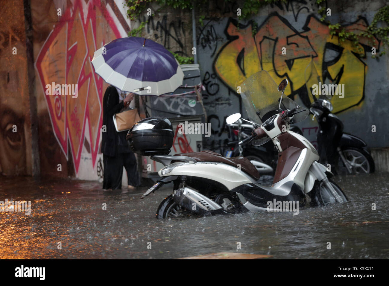 Rom, Italien. 10 Sep, 2017. Schwere Regenfälle verursachten Überschwemmungen in ganz Italien Tötung mindestens sechs Personen. Rom, Überschwemmungen in der Stadt. Ostiense Straße. Credit: Unabhängige Fotoagentur Srl/Alamy leben Nachrichten Stockfoto