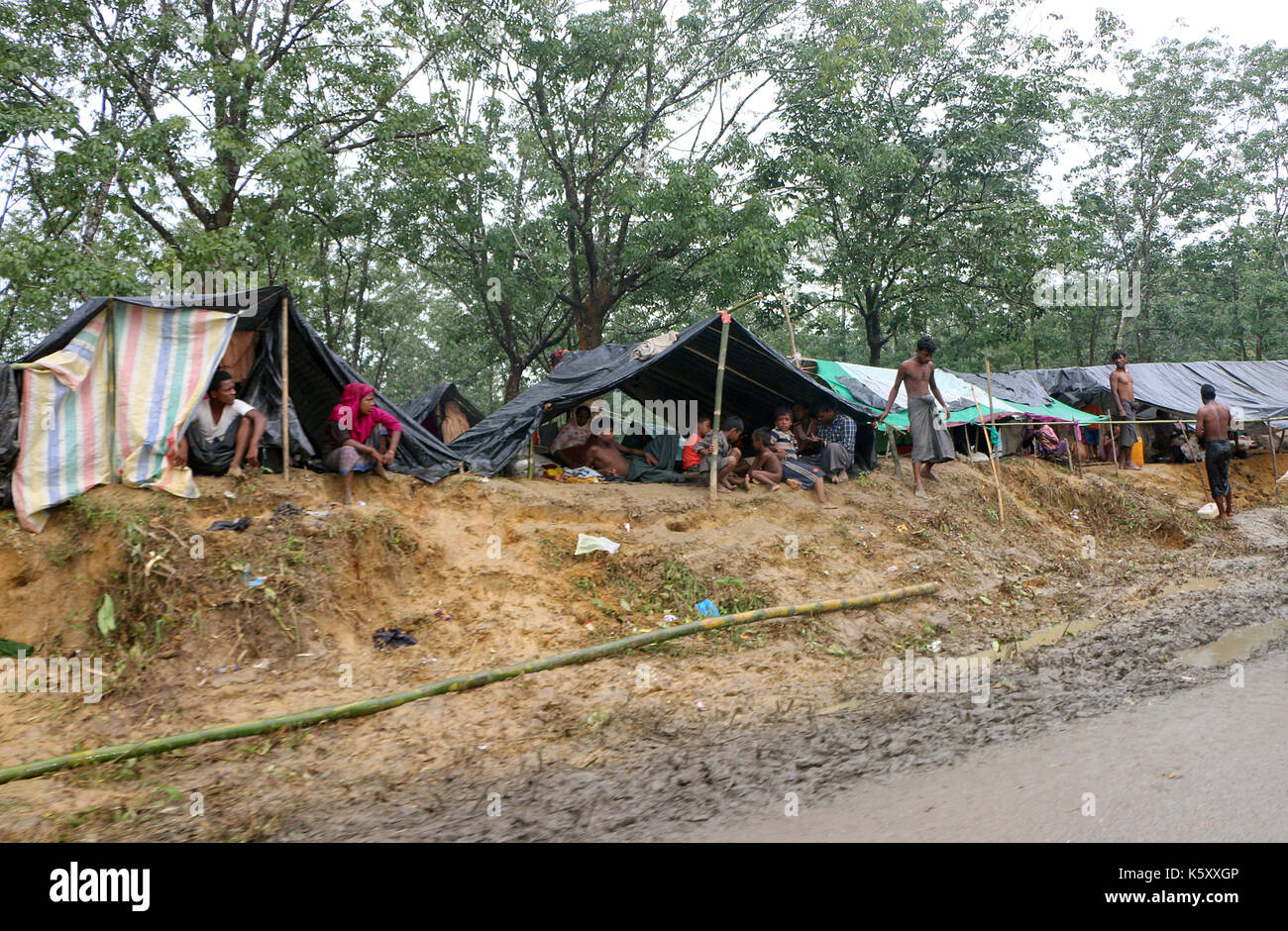 Kutupalong, Bangladesch. 10 Sep, 2017. Die Rohingya-flüchtlinge errichtet diese Zelte als Notunterkünfte, nachdem sie in Kutupalong, Bangladesh, 10. September 2017 kamen. Fast 300.000 Menschen in Bangladesch überquert nach der Gewalt in Myanmar · s restive Rakhine am 25. August ausgebrochen. Mindestens 400 Menschen wurden bei Auseinandersetzungen und Auseinandersetzungen zwischen Aufständischen und Myanmar vermutet Rohingya · getötet s Sicherheitskräfte. Foto: Nazrul Islam/dpa/Alamy leben Nachrichten Stockfoto