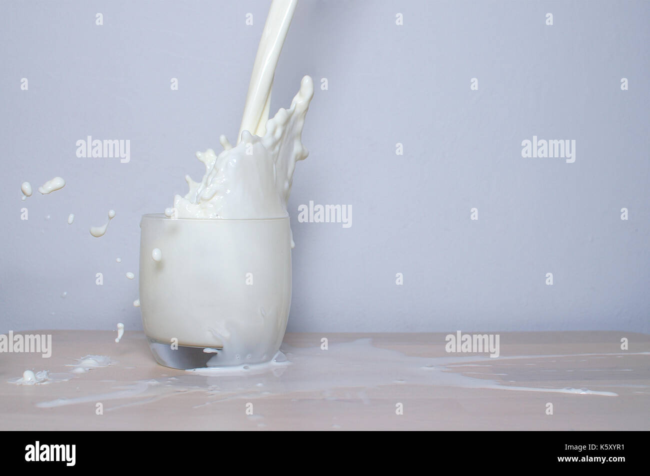 Milch spritzen aus dem Glas Stockfoto