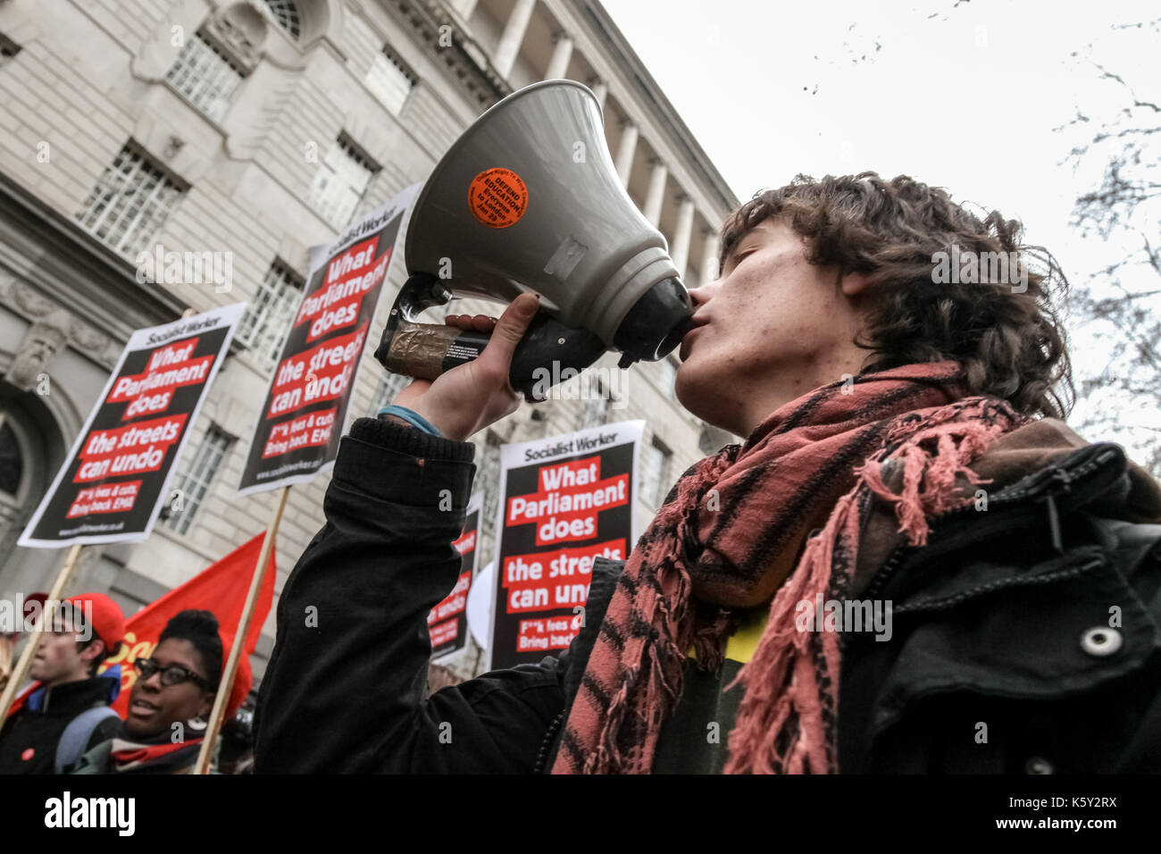 Studenten protestieren in London gegen die Kürzung der öffentlichen Ausgaben und die Erhöhung der Studiengebühren. Stockfoto
