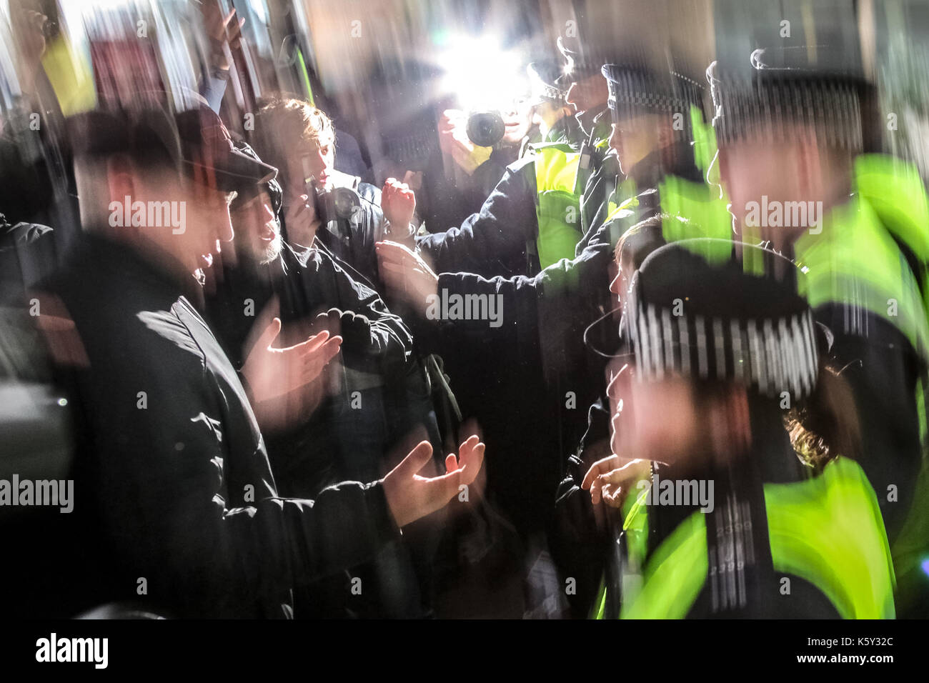 Auseinandersetzungen mit der Polizei, als die Demonstranten Millbank Tower - die Konservative Partei zu geben versuchen. Studenten protestieren in London gegen die Kürzung der öffentlichen Ausgaben und die Erhöhung der Studiengebühren. Stockfoto