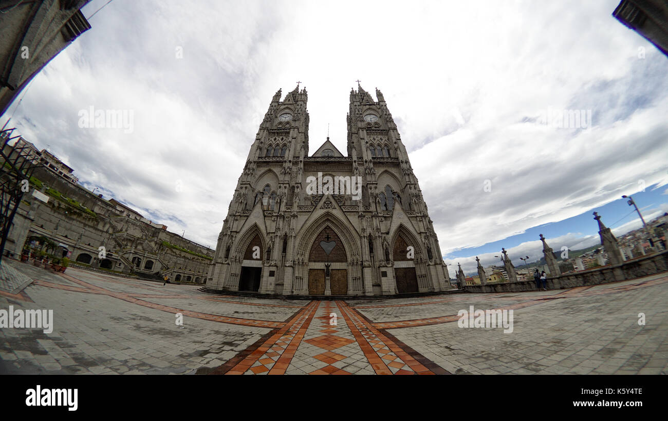 Quito, Ecuador - 2017: Die Basilika des Nationalen Gelübdes (Basílica del Voto Nacional) ist eine römisch-katholische Kirche im historischen Zentrum. Stockfoto