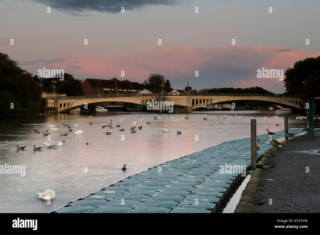 Lesen Brücke bei Dämmerung Stockfoto