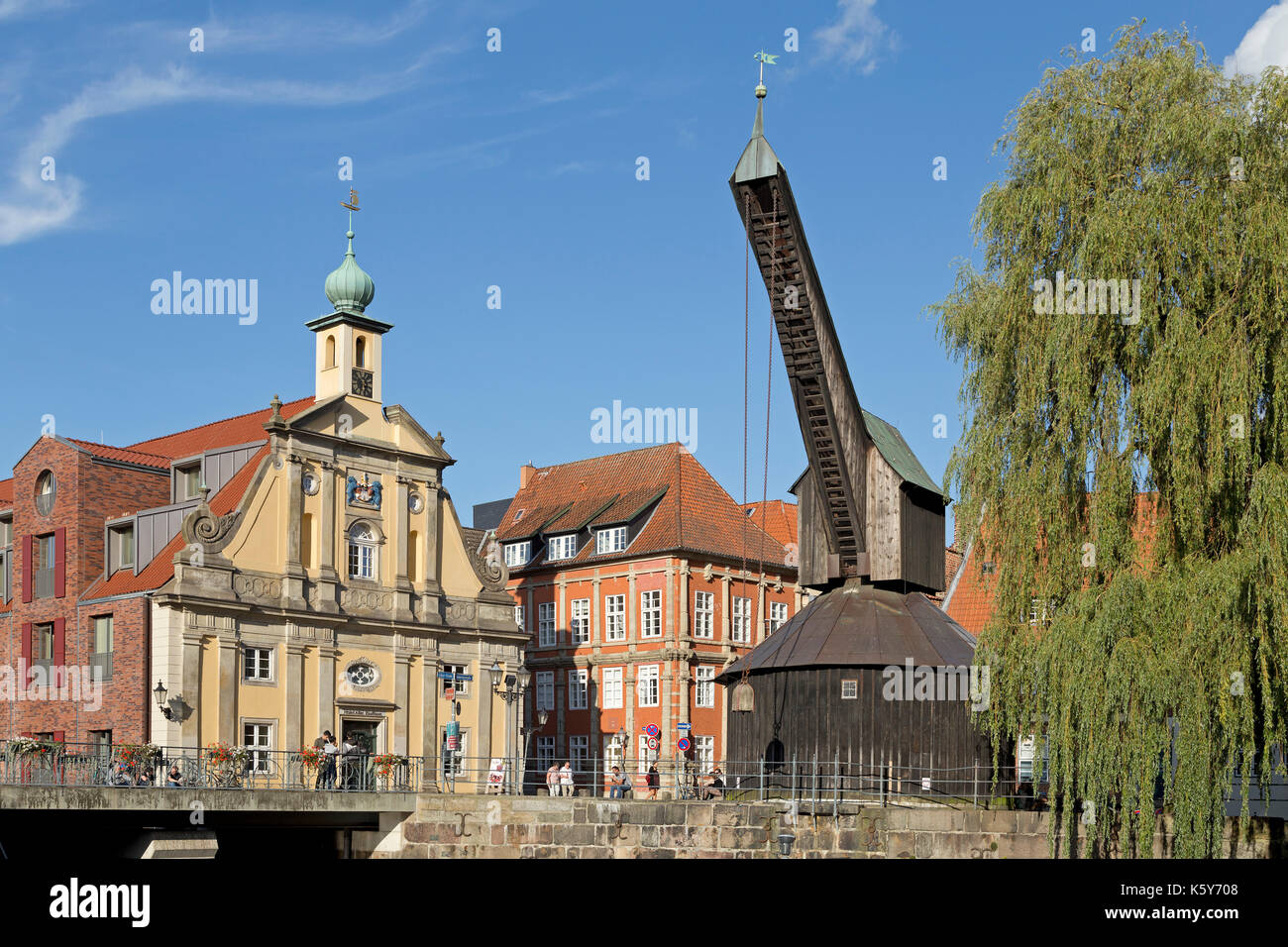 Hotel Altes Kaufhaus und treadwheel Kran, der alte Hafen, Lüneburg, Niedersachsen, Deutschland Stockfoto