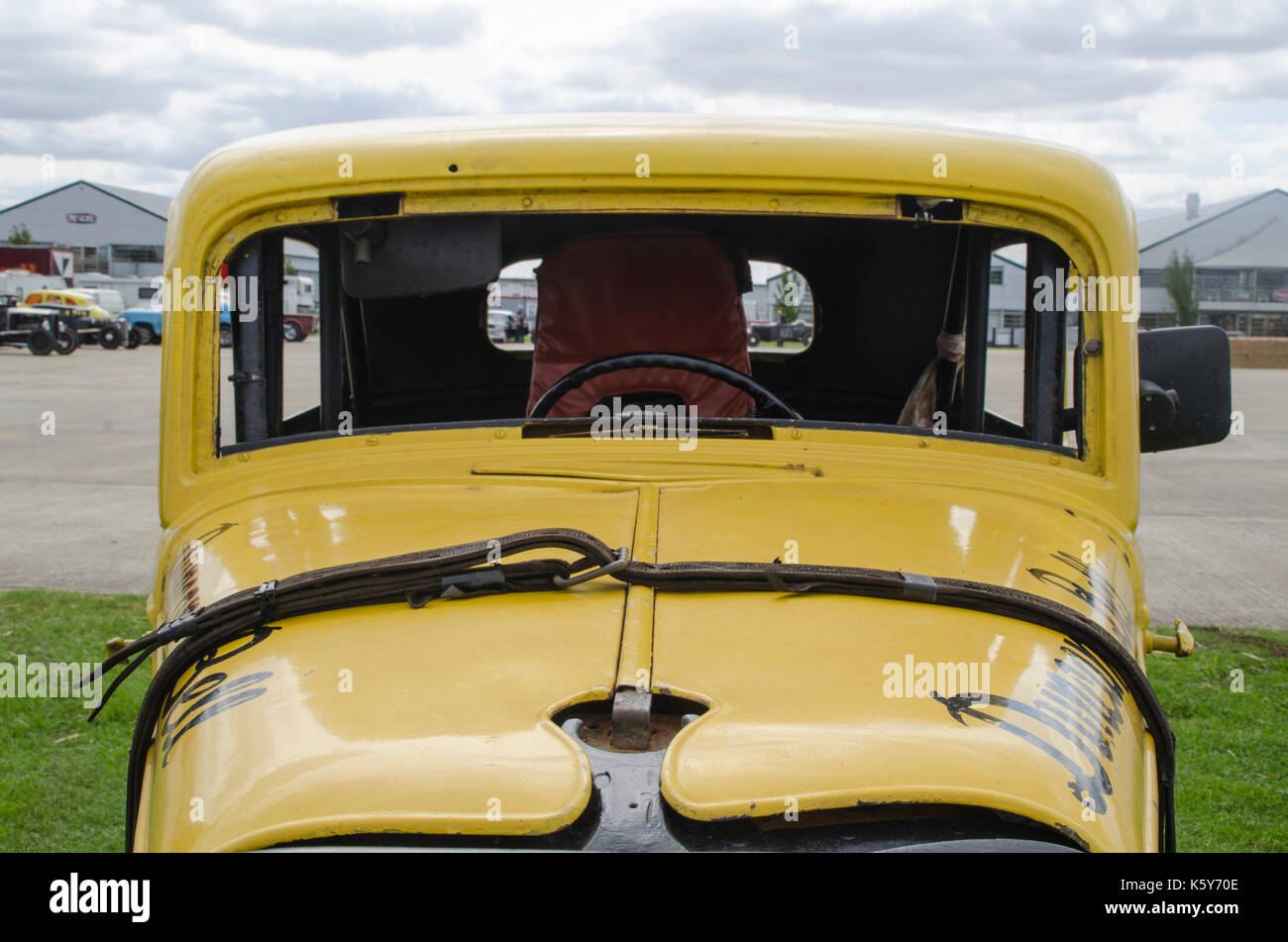 Hot Rod drag racing auf atomarer Vintage Festival, einschließlich ausbrenner aus der Gasser Zirkus. Stockfoto