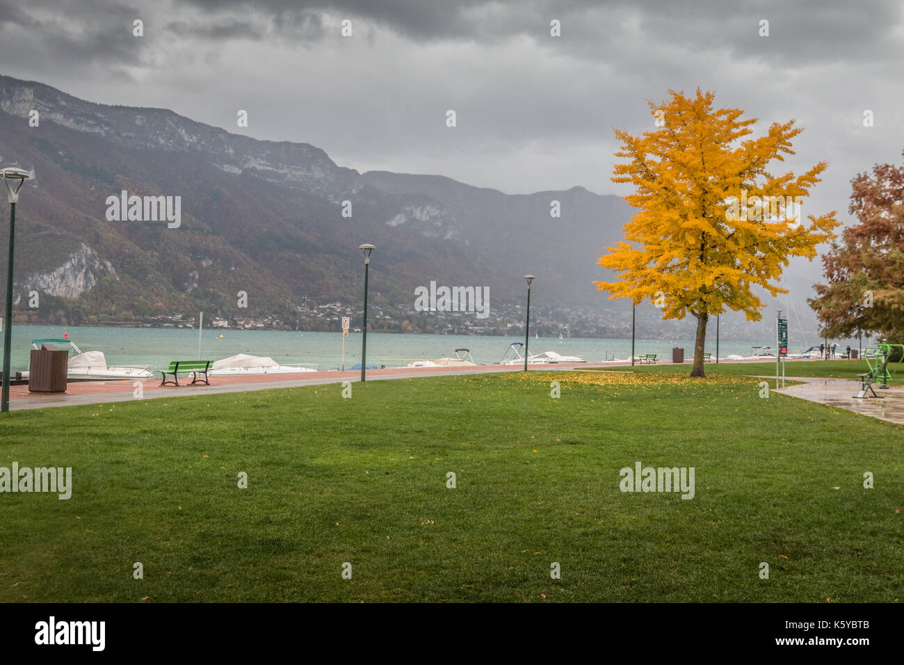 Herbst im See von Annecy in Frankreich Stockfoto