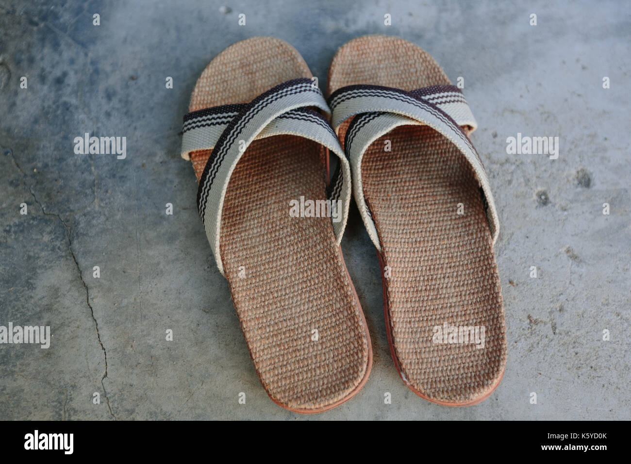 Sommer flip flops auf einem Beton Hintergrund. Stockfoto