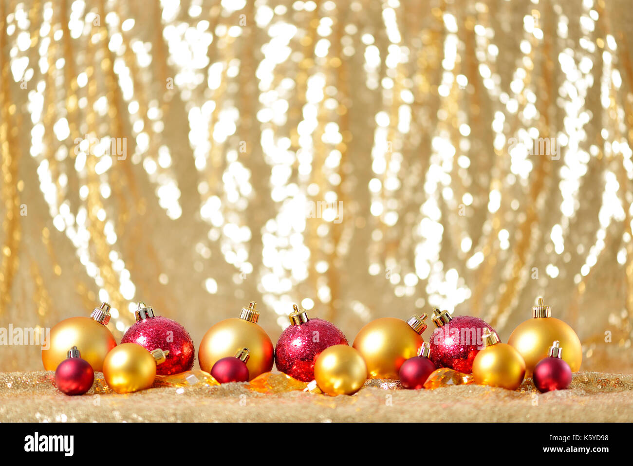 Weihnachten Neujahr Komposition mit Gold rote Kugeln Zeile Zeile Hintergrund Urlaub Dekoration Spielzeug Konzept Stockfoto