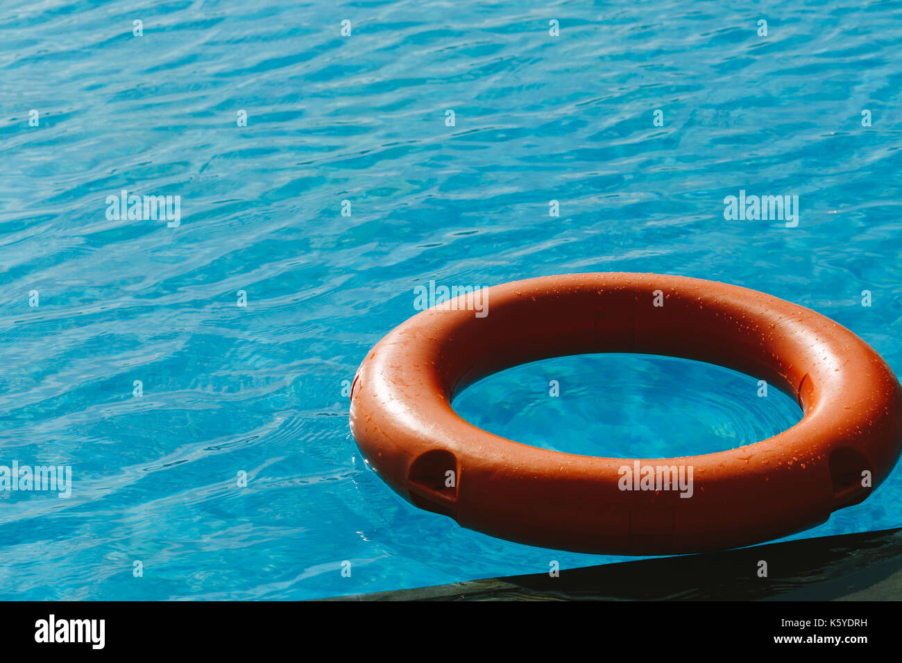 Orange Rettungsring im blauen Wasser. Stockfoto