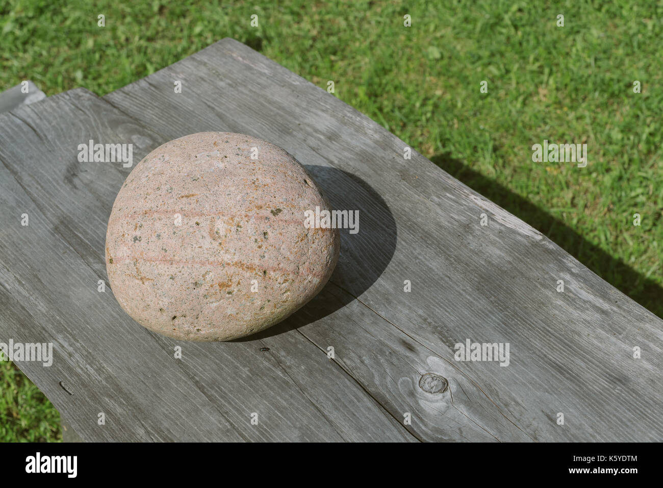 Stein auf ein Holzbrett. Stockfoto