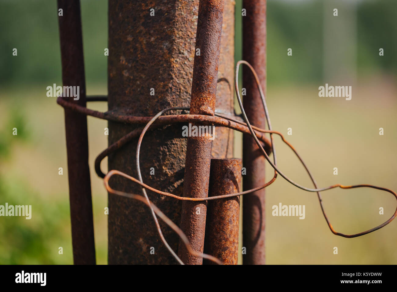 Metall- und rostiges Rohr in der Straße. Stockfoto