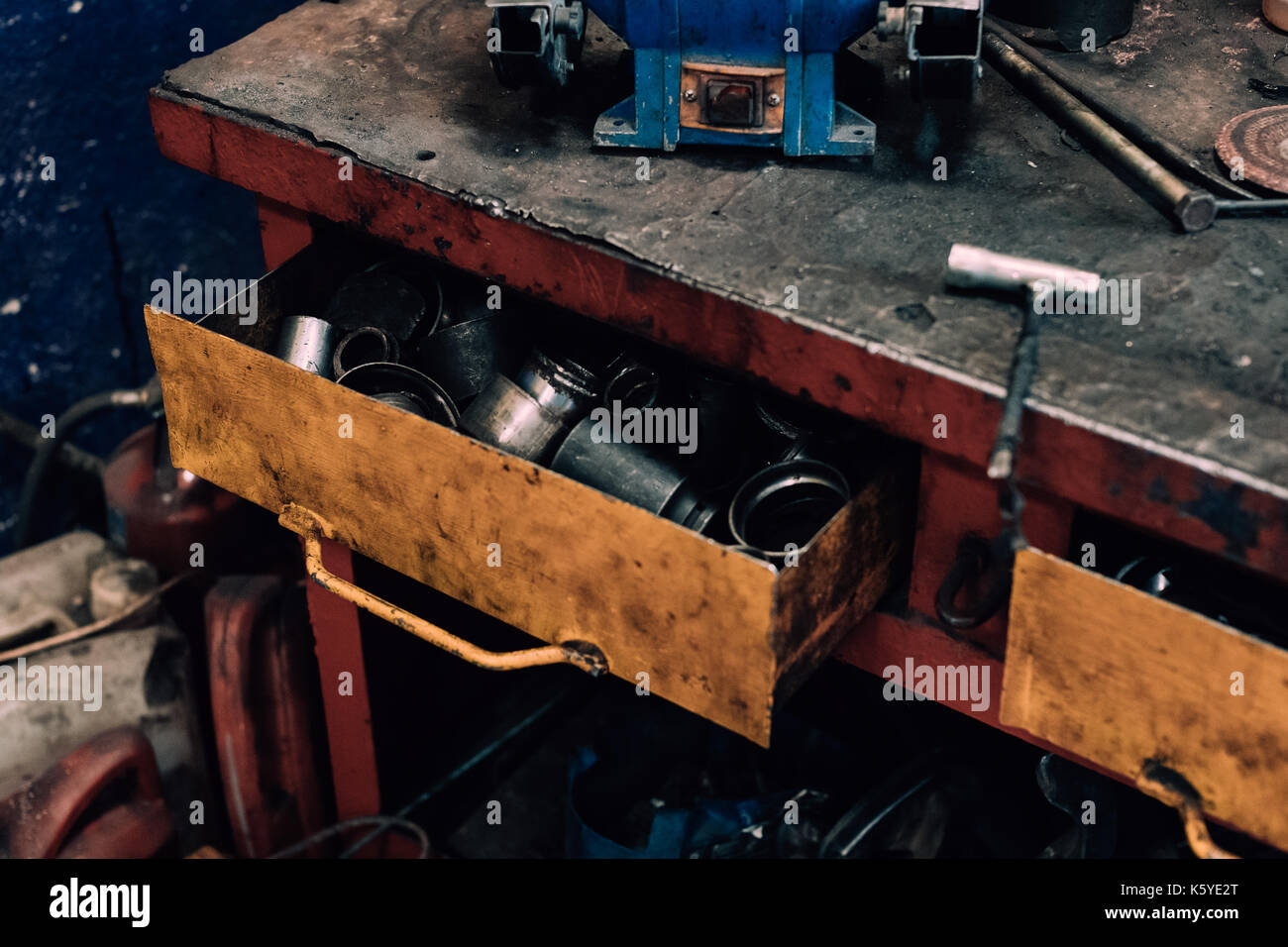 Alte und rostige Metall Papierkorb in einer KFZ-Werkstatt. Stockfoto