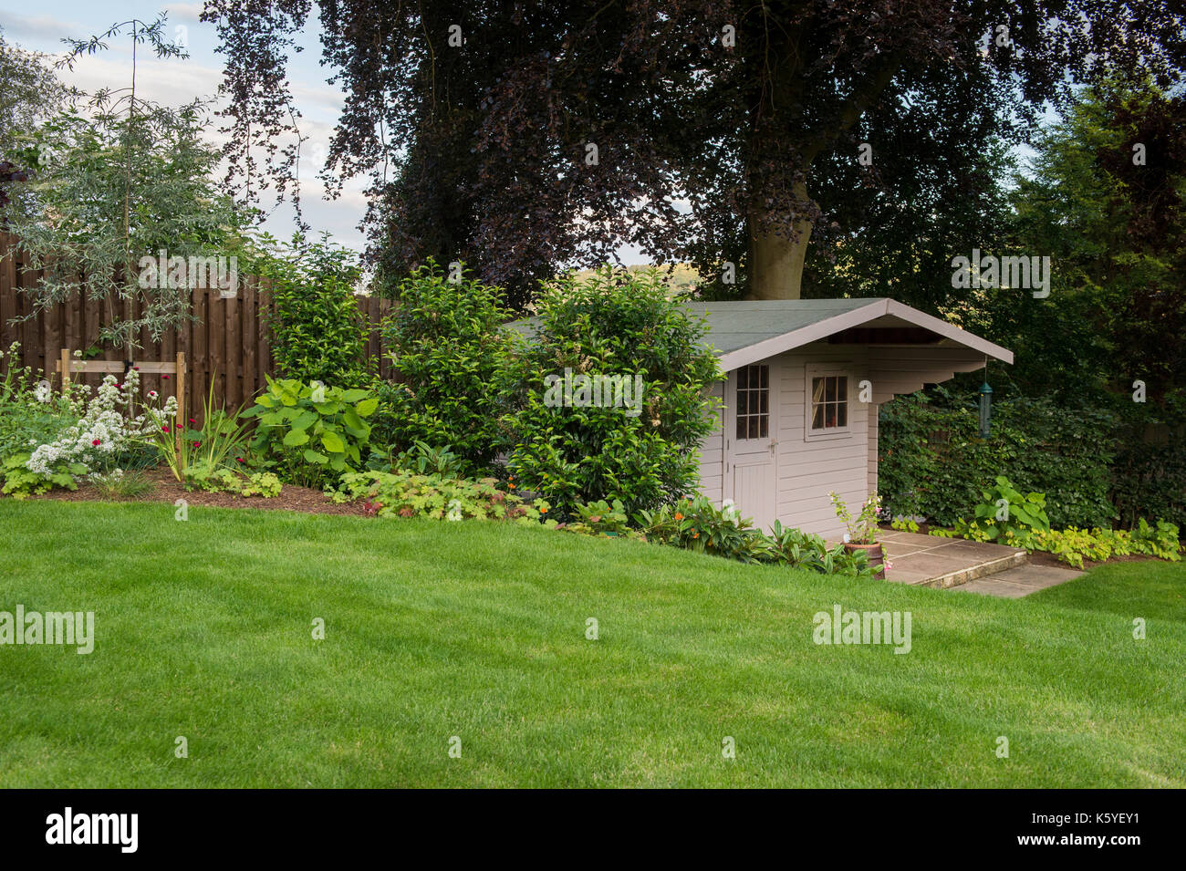 Schöne, private, traditionelle, Landschaftsgarten, Country Garden, West Yorkshire, England, UK-staudenbeet und Sommer blühenden Pflanzen, Rasen & Schuppen. Stockfoto