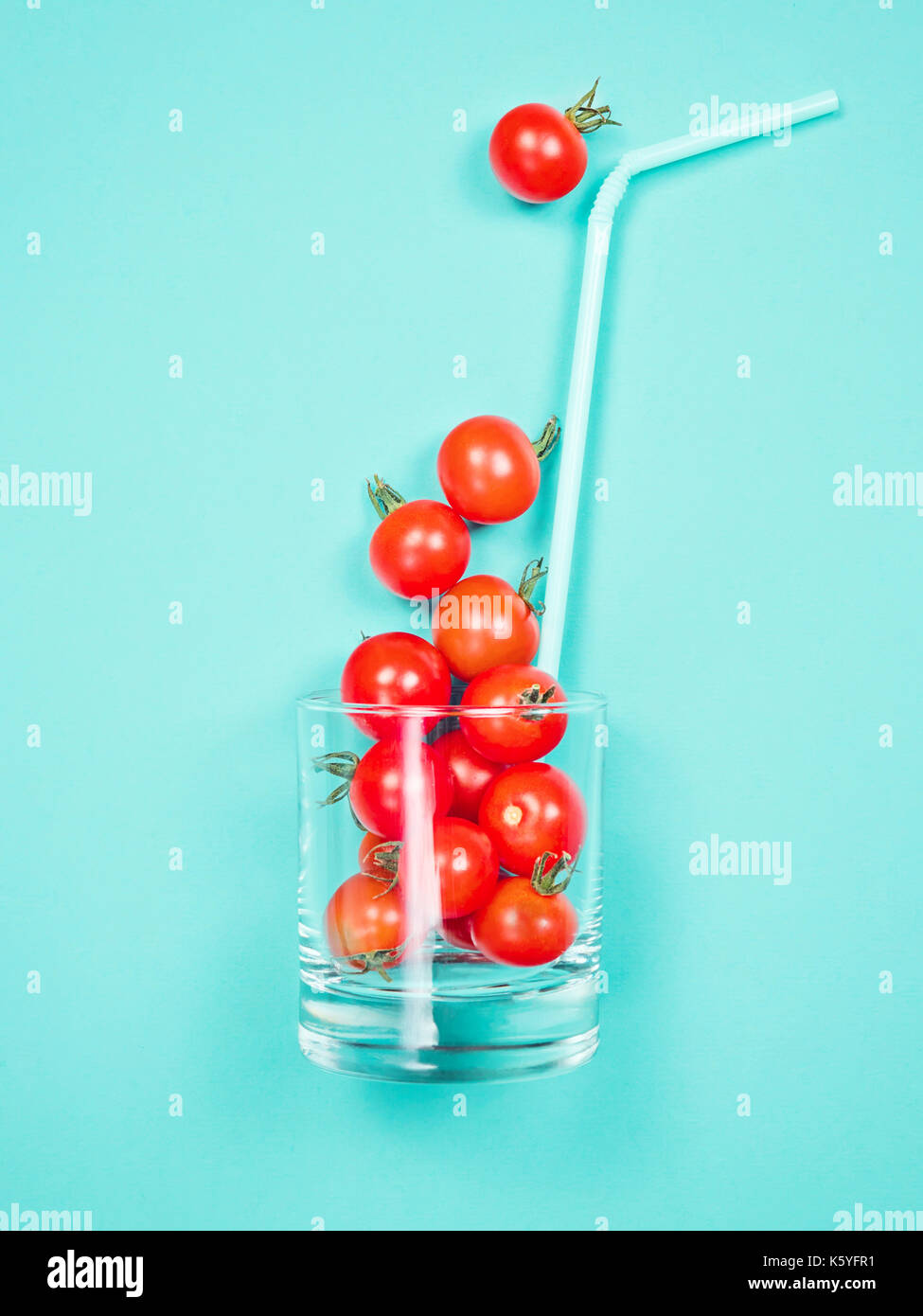 Tomaten Saft oder Smoothie, Cherry Tomaten in Getränke Glas mit Stroh Stockfoto