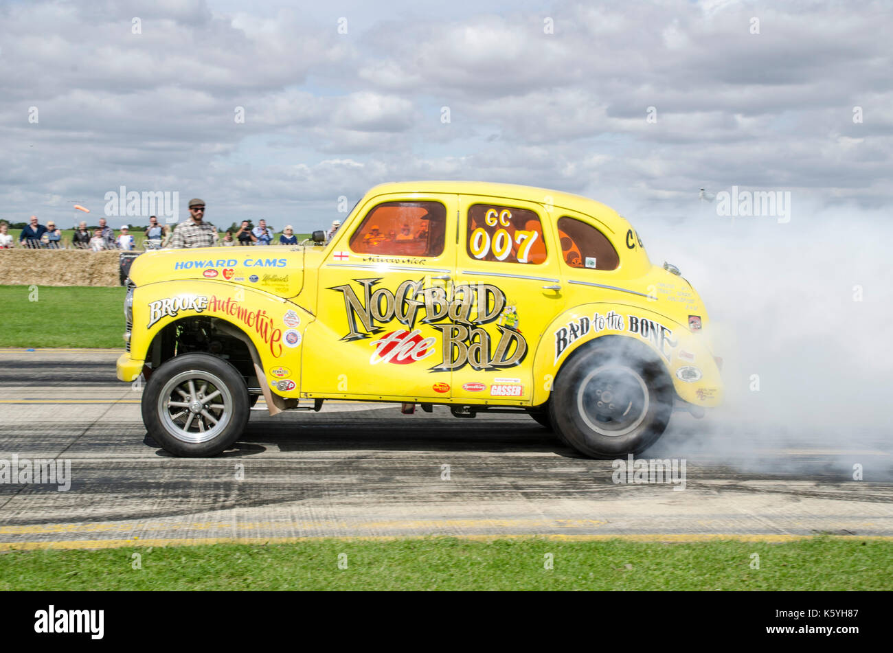 Hot Rod drag racing auf atomarer Vintage Festival, einschließlich ausbrenner aus der Gasser Zirkus. Stockfoto