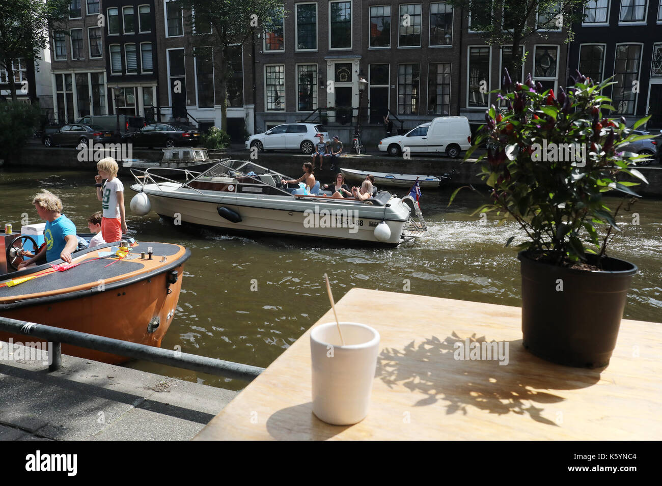 Kanal Leben auf dem Boot in Amsterdam, Holland Stockfoto