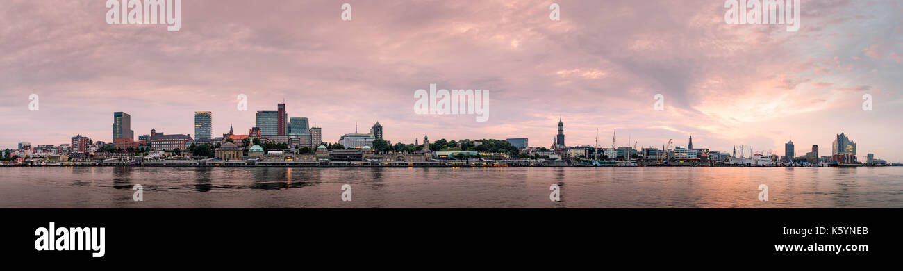 Panorama auf die Skyline von Hamburg in Deutschland bei Sonnenaufgang mit einem bunten Himmel. Stockfoto